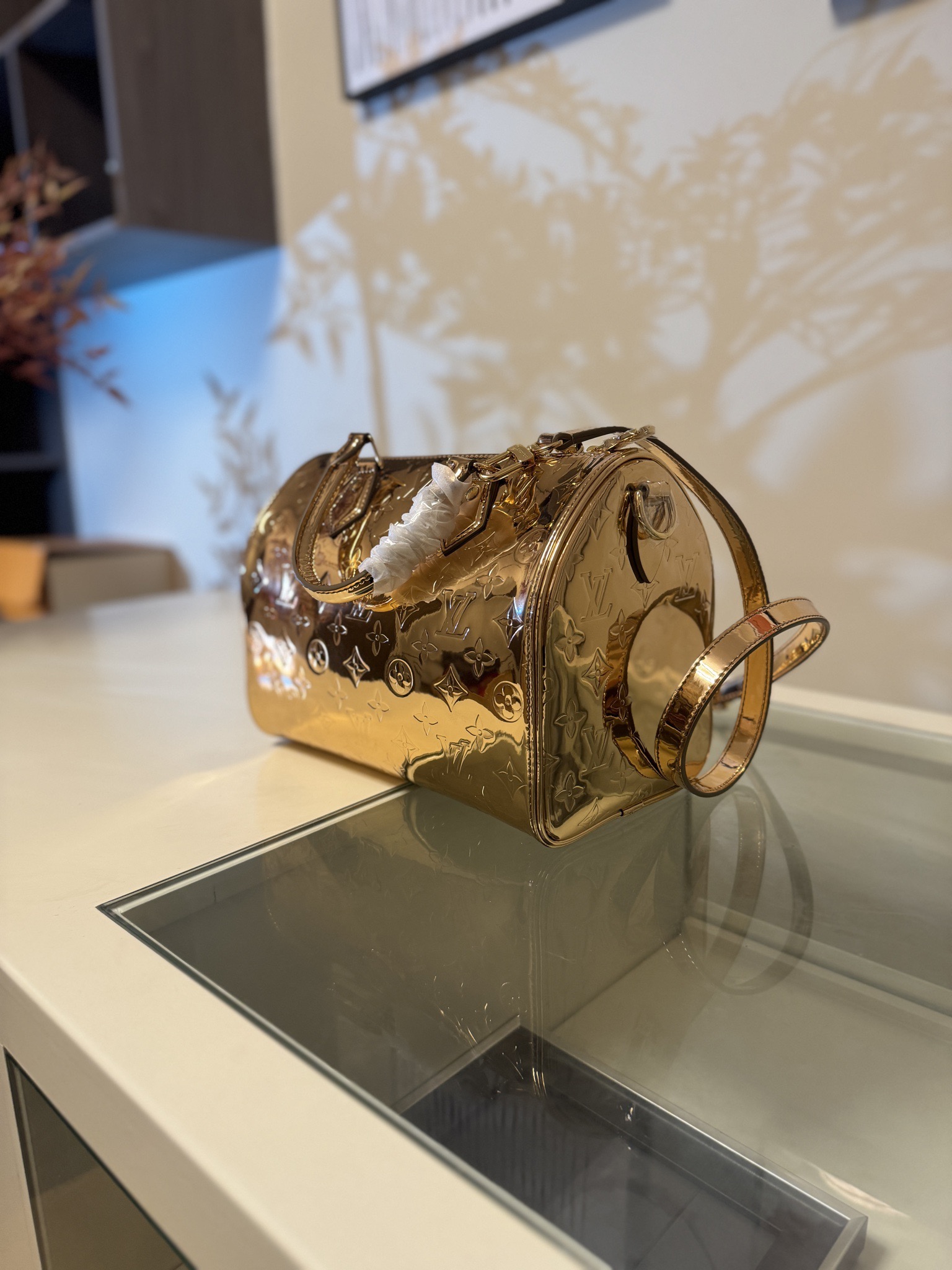 💰630Speedy Bandouliere 25手袋
M26497 金色 
标志性的Speedy Bandouli&egrave;re 20为LV Ski系列重新构想，带有Monogram Miroir签名&mdash;&mdash;独家的铜色在斜坡上和斜坡下都做出了声明。它由层压帆布制成，以增加耐用性，并装饰有色调的玫瑰金色硬件。皮革表带可以取下，提供多种携带选项。
尺寸：27*19*15cm