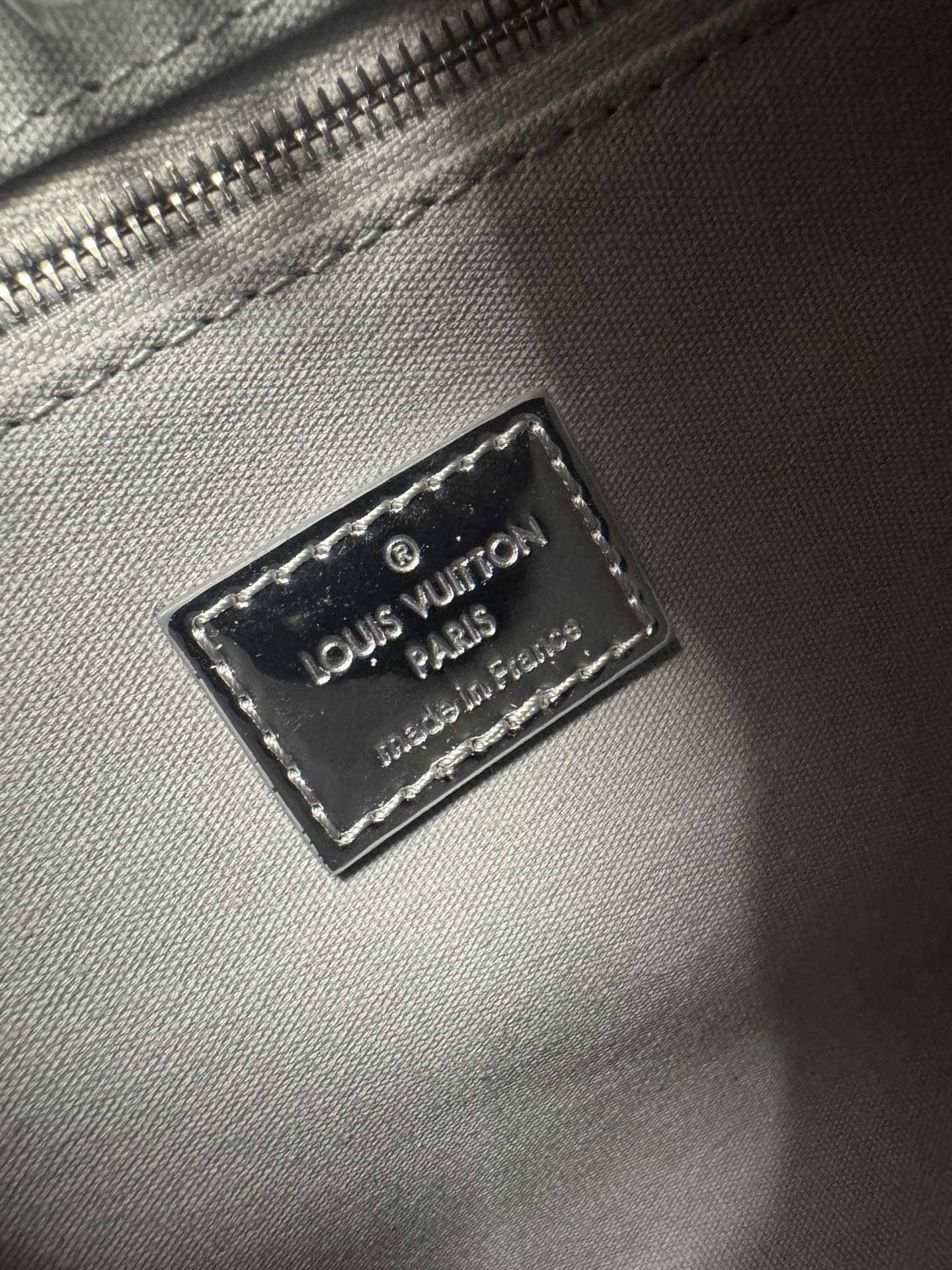 💰560ONTHEGO 小号手袋
M26373银色
本款 OnTheGo 小号手袋以 Monogram Miroir 版本加入 LV Ski 系列。覆膜帆布确保经久耐用。Silver 色调与同色金属件共释熠熠光芒。内置口袋可收纳小书等日常用品。尺寸：19 x 11.5 x 25cm