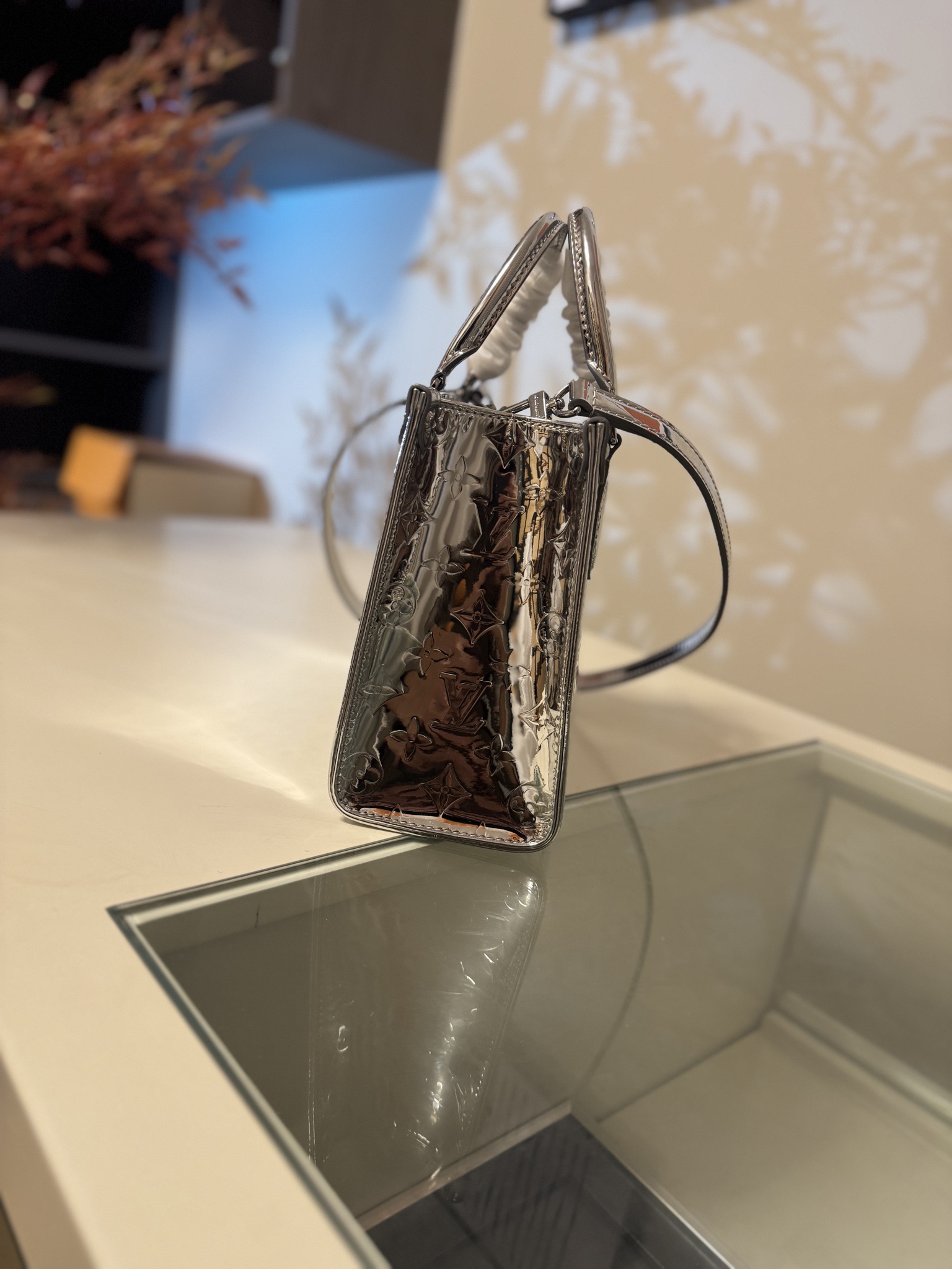 💰560ONTHEGO 小号手袋
M26373银色
本款 OnTheGo 小号手袋以 Monogram Miroir 版本加入 LV Ski 系列。覆膜帆布确保经久耐用。Silver 色调与同色金属件共释熠熠光芒。内置口袋可收纳小书等日常用品。尺寸：19 x 11.5 x 25cm