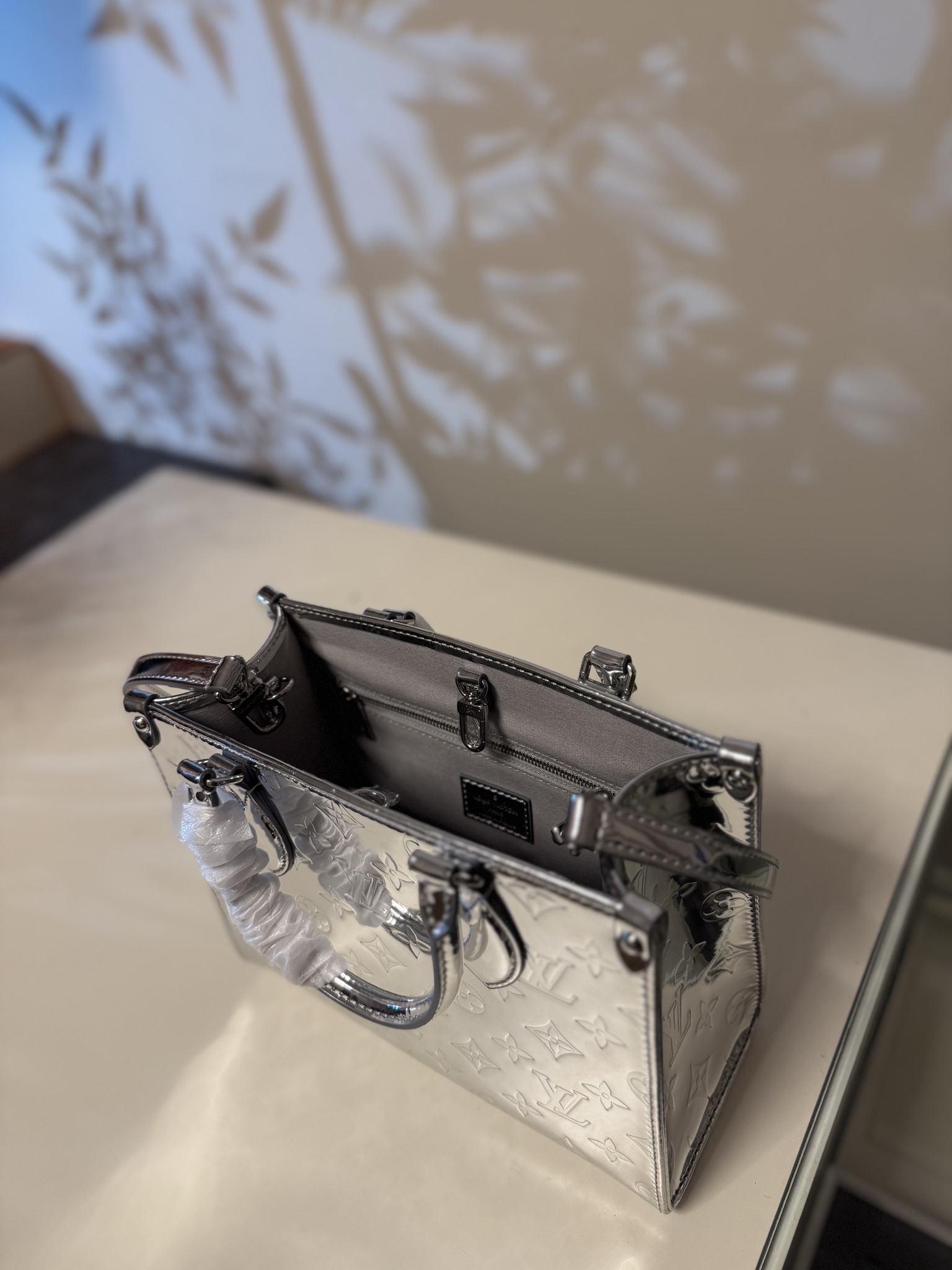 💰560ONTHEGO 小号手袋
M26373银色
本款 OnTheGo 小号手袋以 Monogram Miroir 版本加入 LV Ski 系列。覆膜帆布确保经久耐用。Silver 色调与同色金属件共释熠熠光芒。内置口袋可收纳小书等日常用品。尺寸：19 x 11.5 x 25cm