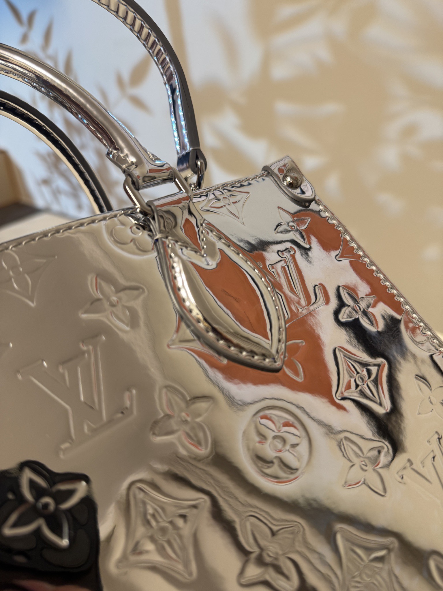 💰560ONTHEGO 小号手袋
M26373银色
本款 OnTheGo 小号手袋以 Monogram Miroir 版本加入 LV Ski 系列。覆膜帆布确保经久耐用。Silver 色调与同色金属件共释熠熠光芒。内置口袋可收纳小书等日常用品。尺寸：19 x 11.5 x 25cm