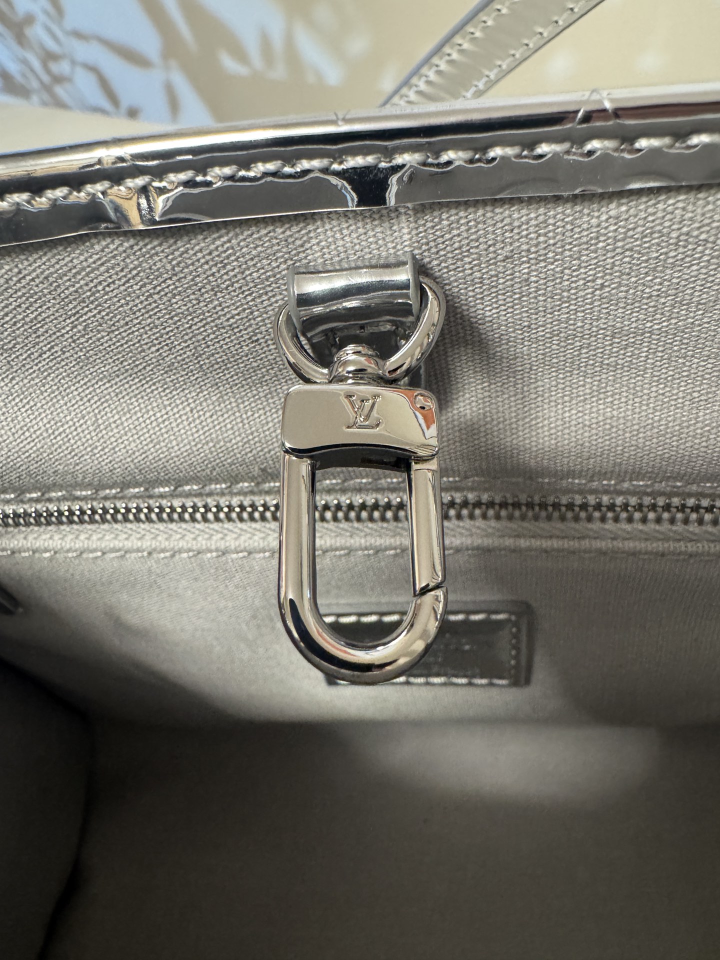 💰560ONTHEGO 小号手袋
M26373银色
本款 OnTheGo 小号手袋以 Monogram Miroir 版本加入 LV Ski 系列。覆膜帆布确保经久耐用。Silver 色调与同色金属件共释熠熠光芒。内置口袋可收纳小书等日常用品。尺寸：19 x 11.5 x 25cm