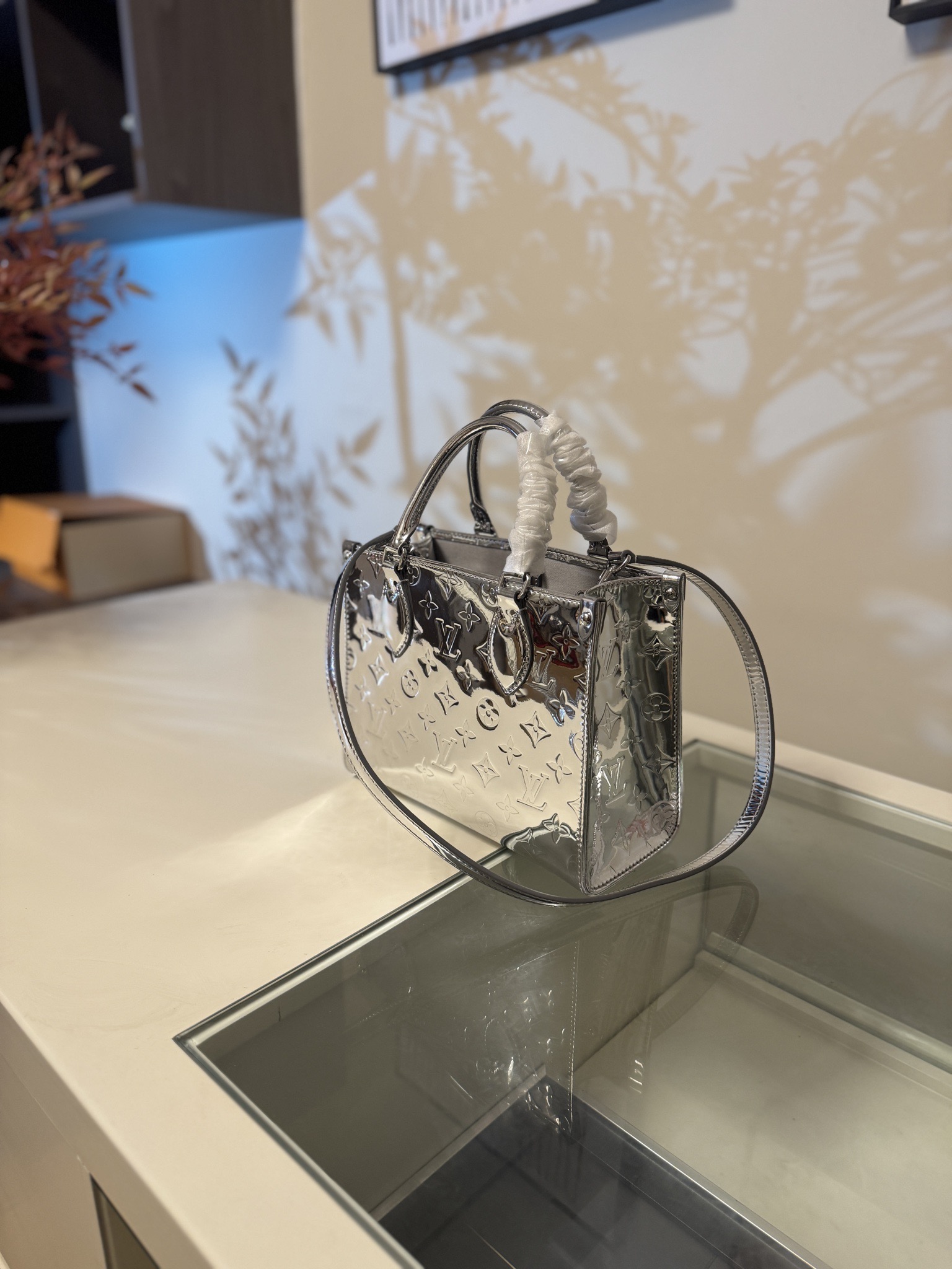 💰560ONTHEGO 小号手袋
M26373银色
本款 OnTheGo 小号手袋以 Monogram Miroir 版本加入 LV Ski 系列。覆膜帆布确保经久耐用。Silver 色调与同色金属件共释熠熠光芒。内置口袋可收纳小书等日常用品。尺寸：19 x 11.5 x 25cm