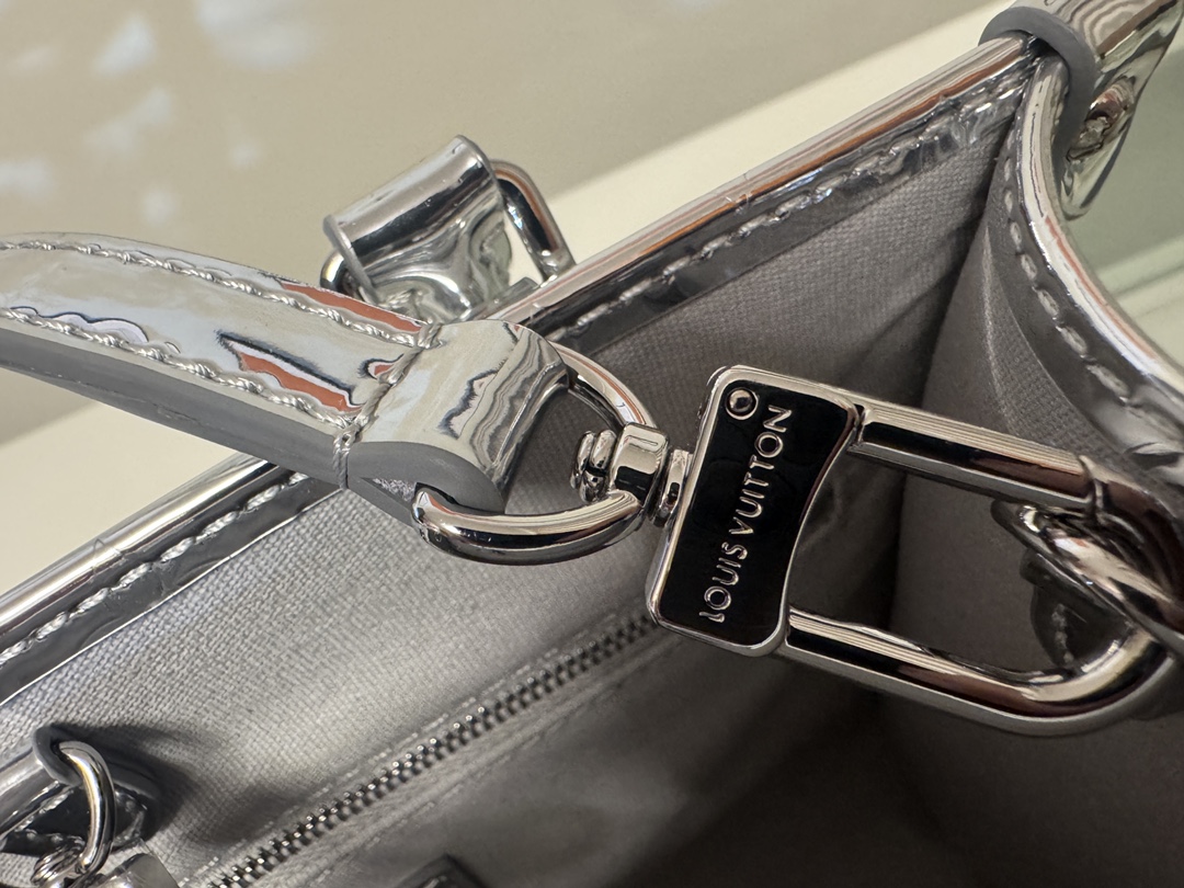 💰560ONTHEGO 小号手袋
M26373银色
本款 OnTheGo 小号手袋以 Monogram Miroir 版本加入 LV Ski 系列。覆膜帆布确保经久耐用。Silver 色调与同色金属件共释熠熠光芒。内置口袋可收纳小书等日常用品。尺寸：19 x 11.5 x 25cm