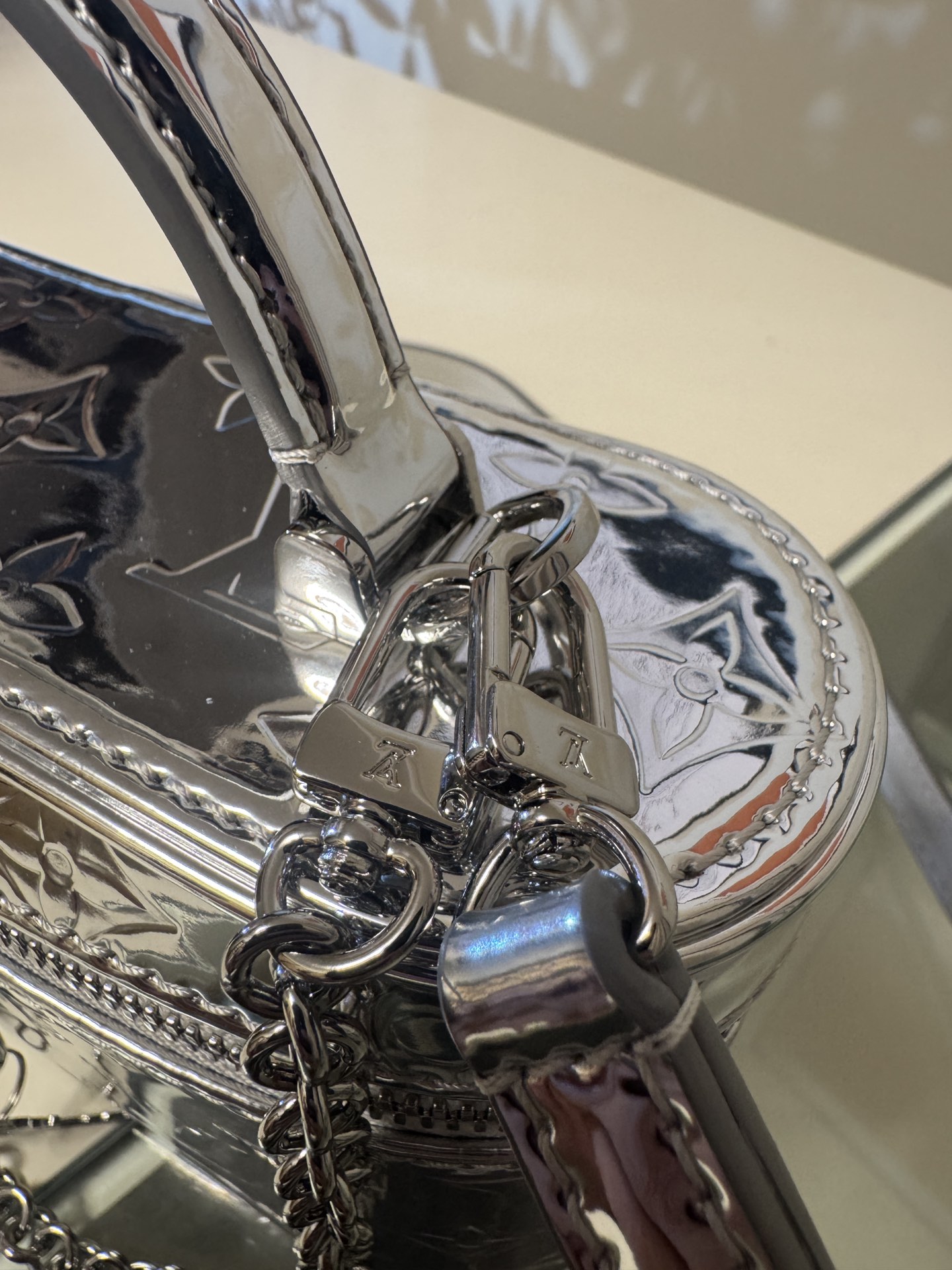 💰580VANITY CHAIN POUCH 手袋
M26097银色
本款 Vanity Chain Pouch 手袋出自 LV Ski 系列，向品牌传统化妆箱汲取灵感，以 Monogram Miroir 帆布诠释旅行精神。LV 字母铭纹挂锁、可拆卸肩带和链条彰显考究细节，恰宜构型可轻松容纳小型零钱包和太阳眼镜等日常所需。尺寸：11.5 x 6.5 x 19cm