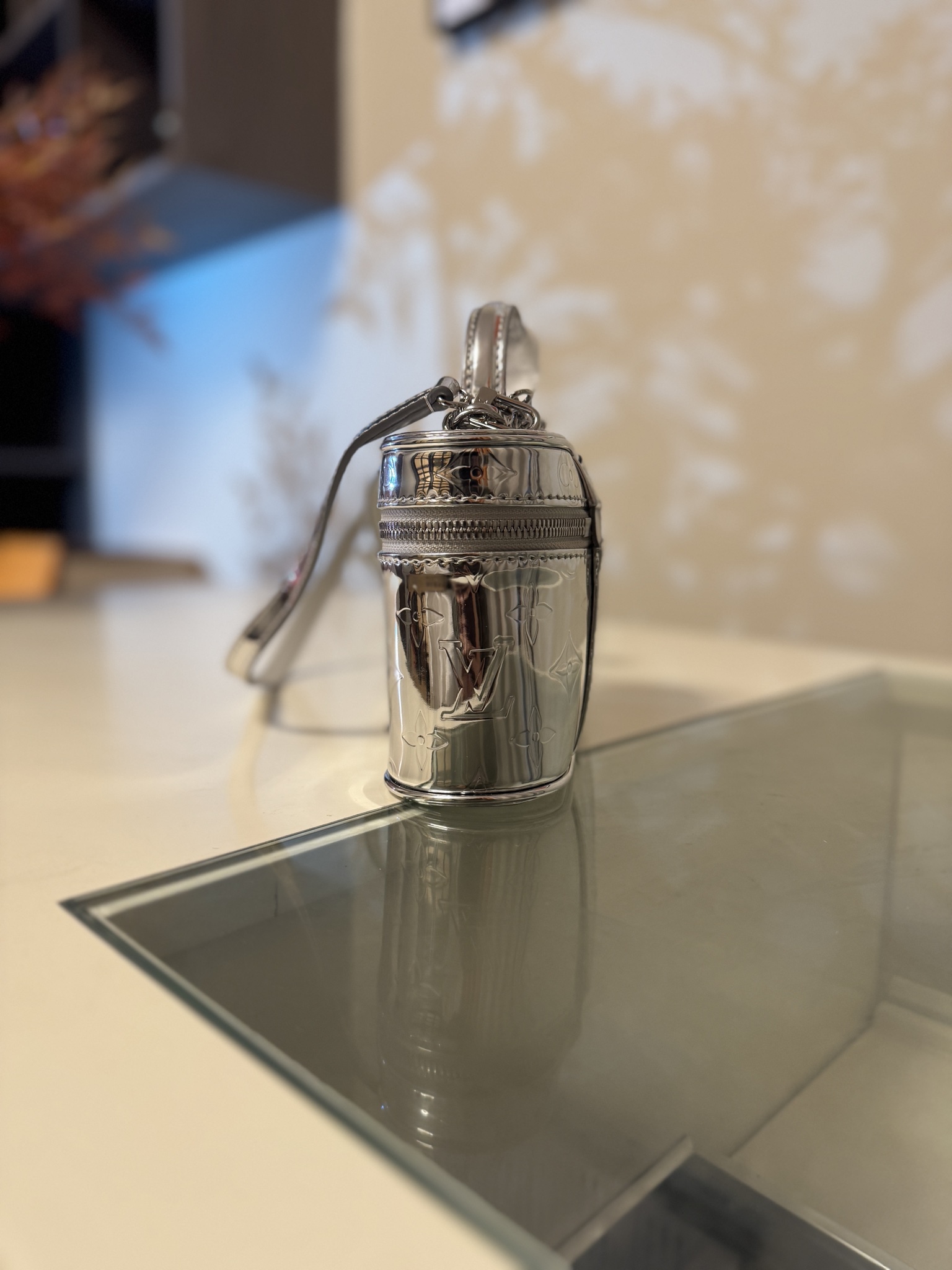 💰580VANITY CHAIN POUCH 手袋
M26097银色
本款 Vanity Chain Pouch 手袋出自 LV Ski 系列，向品牌传统化妆箱汲取灵感，以 Monogram Miroir 帆布诠释旅行精神。LV 字母铭纹挂锁、可拆卸肩带和链条彰显考究细节，恰宜构型可轻松容纳小型零钱包和太阳眼镜等日常所需。尺寸：11.5 x 6.5 x 19cm