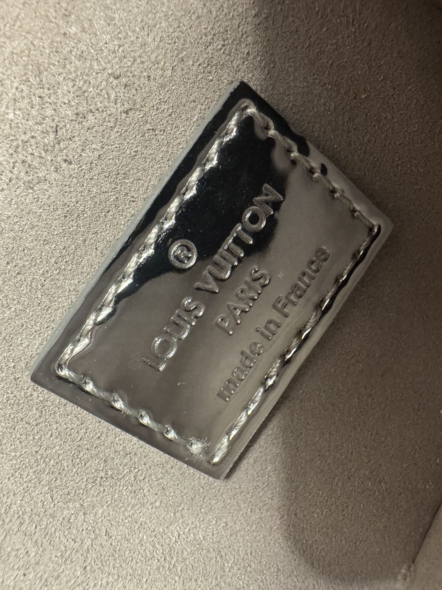 💰580VANITY CHAIN POUCH 手袋
M26097银色
本款 Vanity Chain Pouch 手袋出自 LV Ski 系列，向品牌传统化妆箱汲取灵感，以 Monogram Miroir 帆布诠释旅行精神。LV 字母铭纹挂锁、可拆卸肩带和链条彰显考究细节，恰宜构型可轻松容纳小型零钱包和太阳眼镜等日常所需。尺寸：11.5 x 6.5 x 19cm