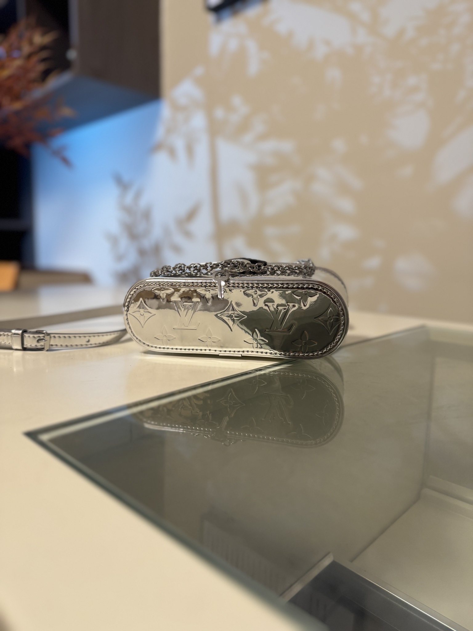 💰580VANITY CHAIN POUCH 手袋
M26097银色
本款 Vanity Chain Pouch 手袋出自 LV Ski 系列，向品牌传统化妆箱汲取灵感，以 Monogram Miroir 帆布诠释旅行精神。LV 字母铭纹挂锁、可拆卸肩带和链条彰显考究细节，恰宜构型可轻松容纳小型零钱包和太阳眼镜等日常所需。尺寸：11.5 x 6.5 x 19cm