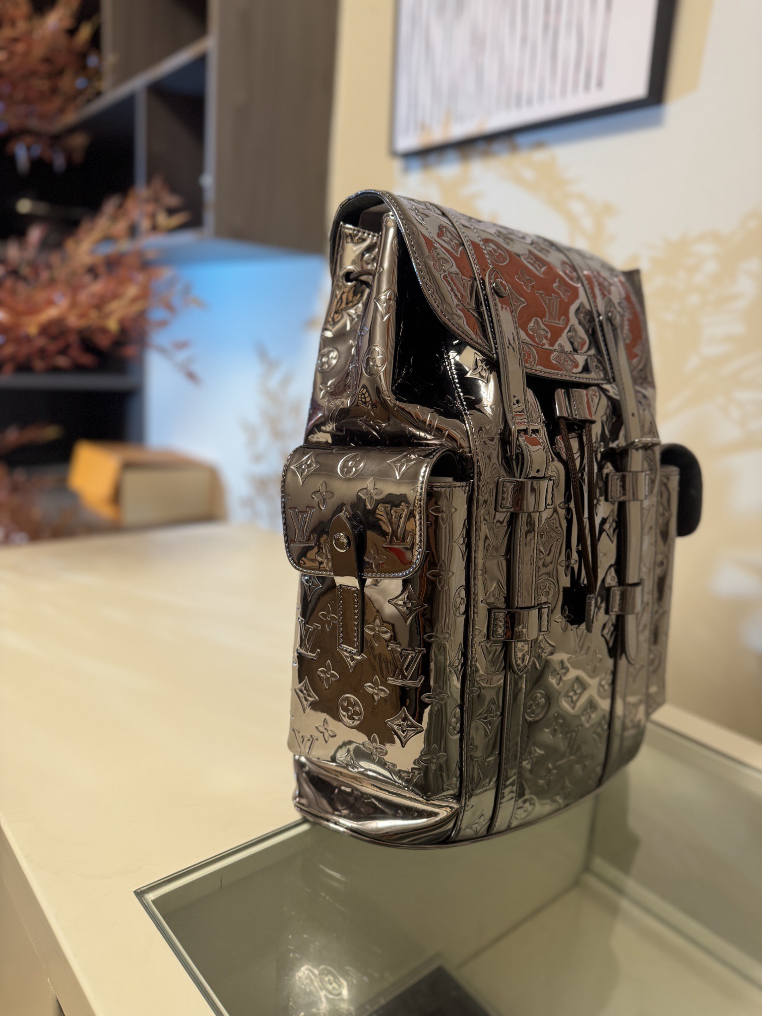 💰880CHRISTOPHER 中号双肩包
M27051 枪色
本款 Christopher 中号双肩包为 Monogram Miroir 涂层帆布渲染莹泽色调，营造粗粝装甲观感。光滑饰边与 Monogram 压纹构筑视觉反差。宽敞侧袋与双按扣及抽绳成就出行良伴。尺寸：38 x 44 x 12.5cm