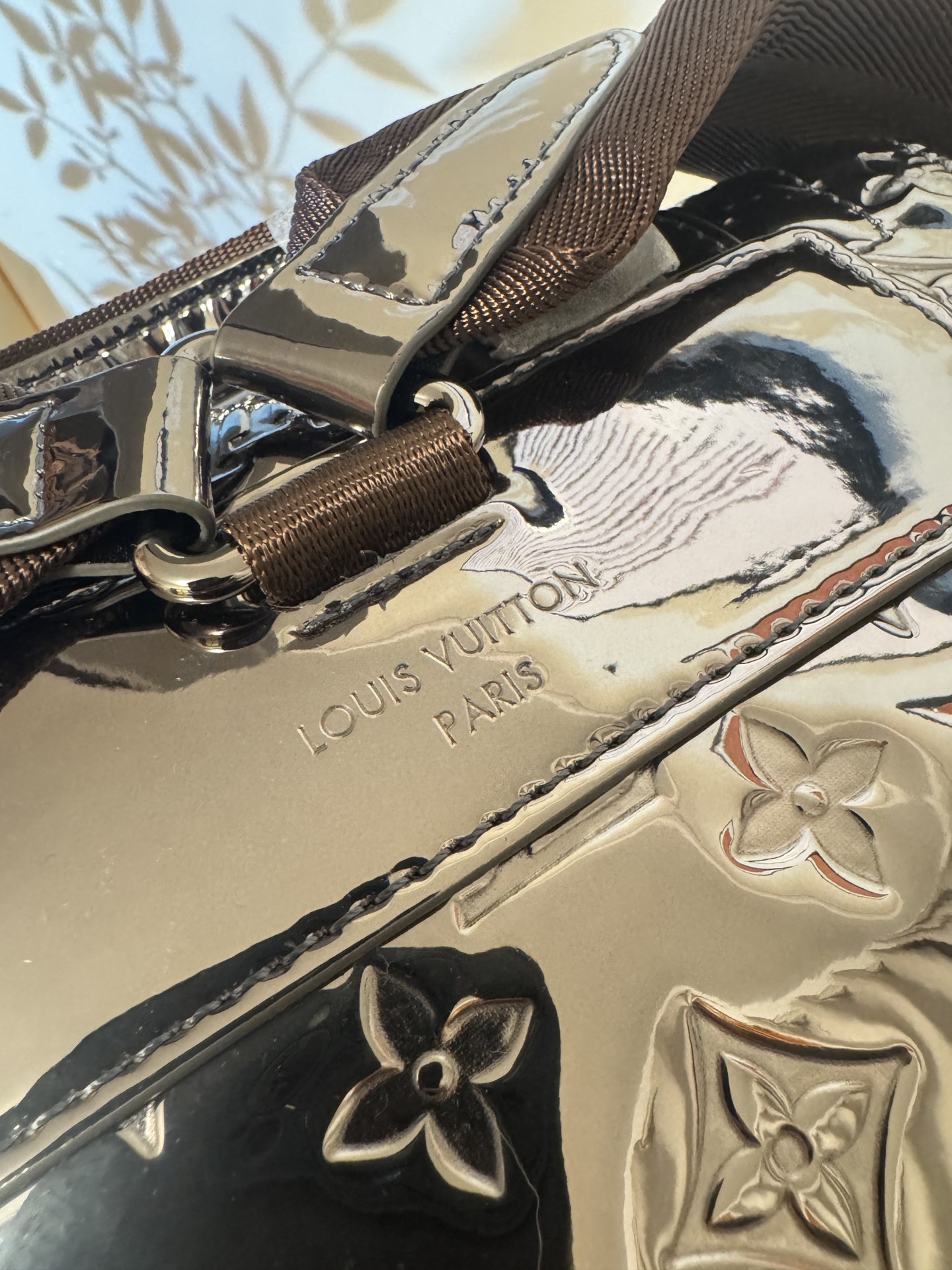 💰880CHRISTOPHER 中号双肩包
M27051 枪色
本款 Christopher 中号双肩包为 Monogram Miroir 涂层帆布渲染莹泽色调，营造粗粝装甲观感。光滑饰边与 Monogram 压纹构筑视觉反差。宽敞侧袋与双按扣及抽绳成就出行良伴。尺寸：38 x 44 x 12.5cm