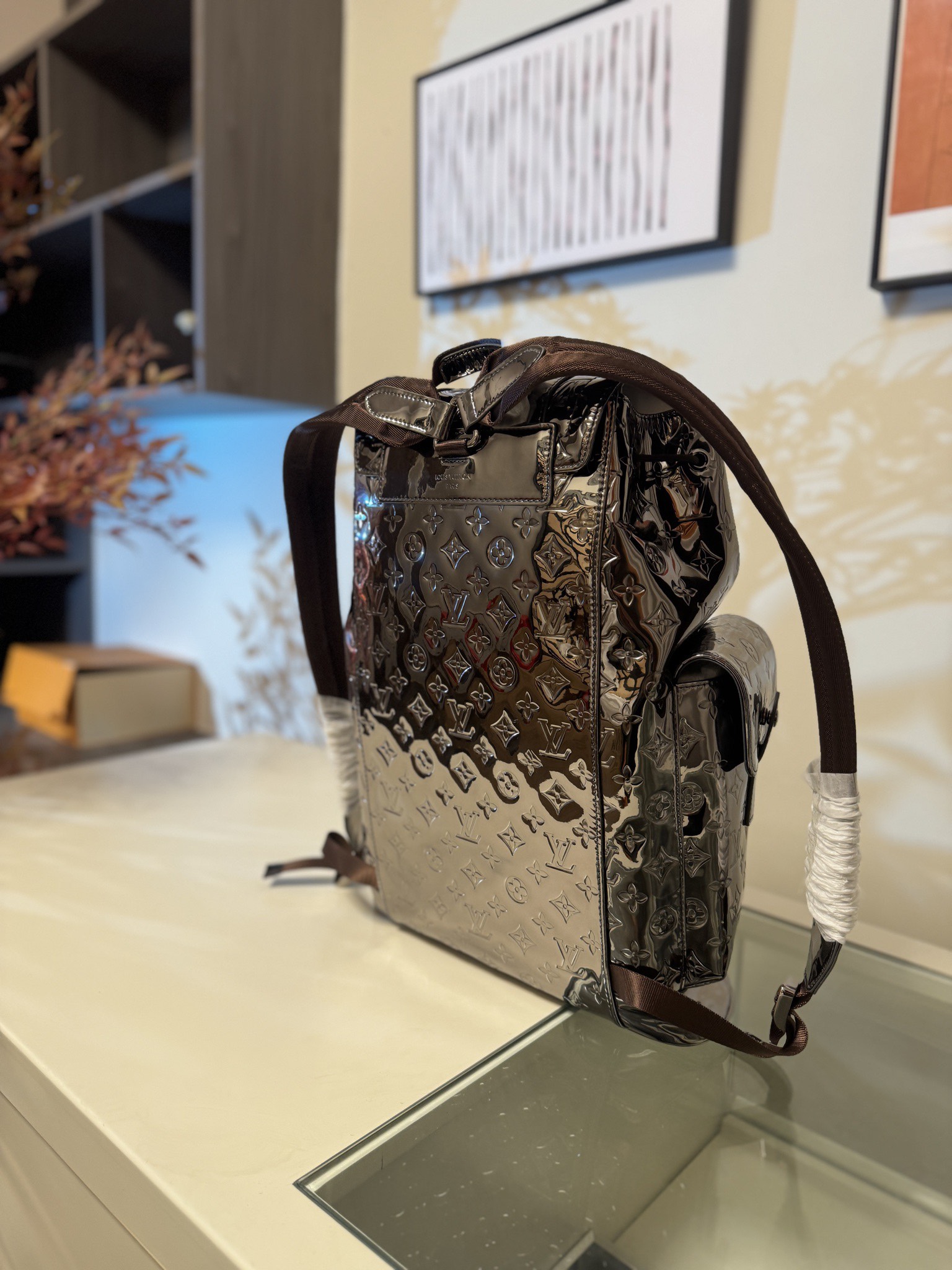 💰880CHRISTOPHER 中号双肩包
M27051 枪色
本款 Christopher 中号双肩包为 Monogram Miroir 涂层帆布渲染莹泽色调，营造粗粝装甲观感。光滑饰边与 Monogram 压纹构筑视觉反差。宽敞侧袋与双按扣及抽绳成就出行良伴。尺寸：38 x 44 x 12.5cm