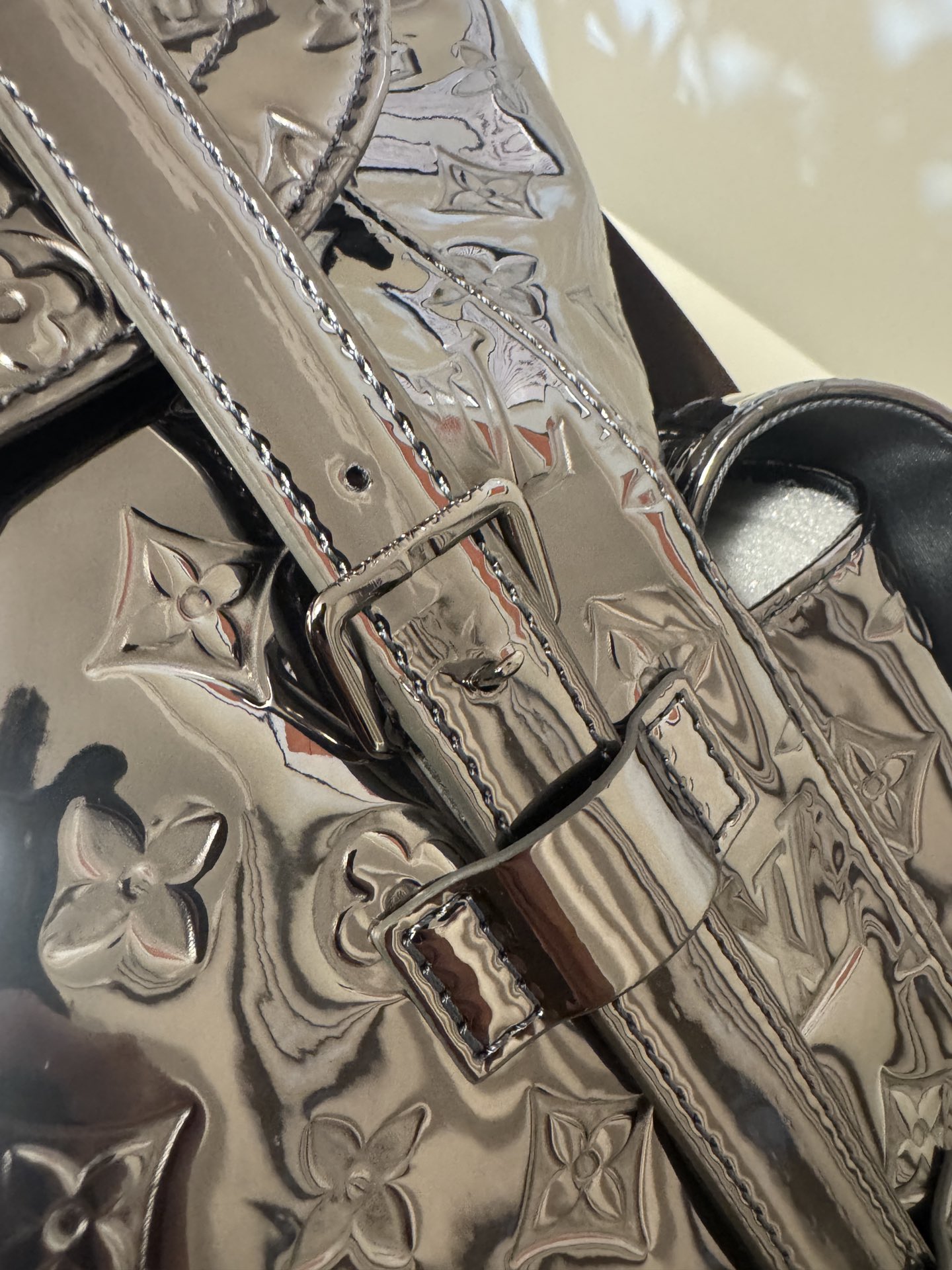 💰880CHRISTOPHER 中号双肩包
M27051 枪色
本款 Christopher 中号双肩包为 Monogram Miroir 涂层帆布渲染莹泽色调，营造粗粝装甲观感。光滑饰边与 Monogram 压纹构筑视觉反差。宽敞侧袋与双按扣及抽绳成就出行良伴。尺寸：38 x 44 x 12.5cm