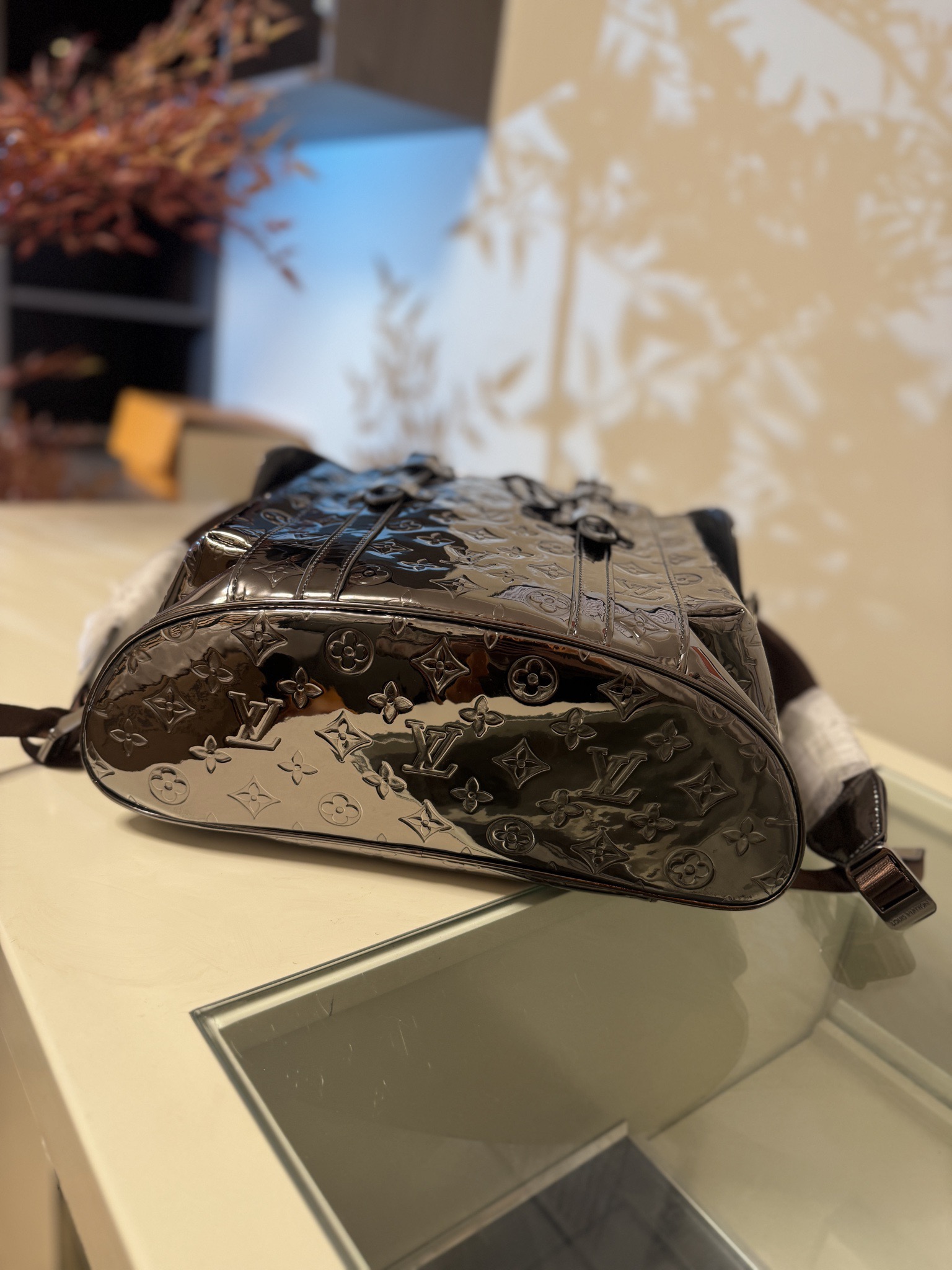 💰880CHRISTOPHER 中号双肩包
M27051 枪色
本款 Christopher 中号双肩包为 Monogram Miroir 涂层帆布渲染莹泽色调，营造粗粝装甲观感。光滑饰边与 Monogram 压纹构筑视觉反差。宽敞侧袋与双按扣及抽绳成就出行良伴。尺寸：38 x 44 x 12.5cm