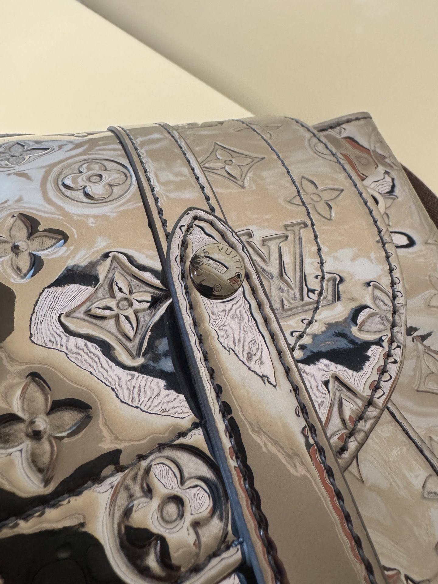 💰880CHRISTOPHER 中号双肩包
M27051 枪色
本款 Christopher 中号双肩包为 Monogram Miroir 涂层帆布渲染莹泽色调，营造粗粝装甲观感。光滑饰边与 Monogram 压纹构筑视觉反差。宽敞侧袋与双按扣及抽绳成就出行良伴。尺寸：38 x 44 x 12.5cm