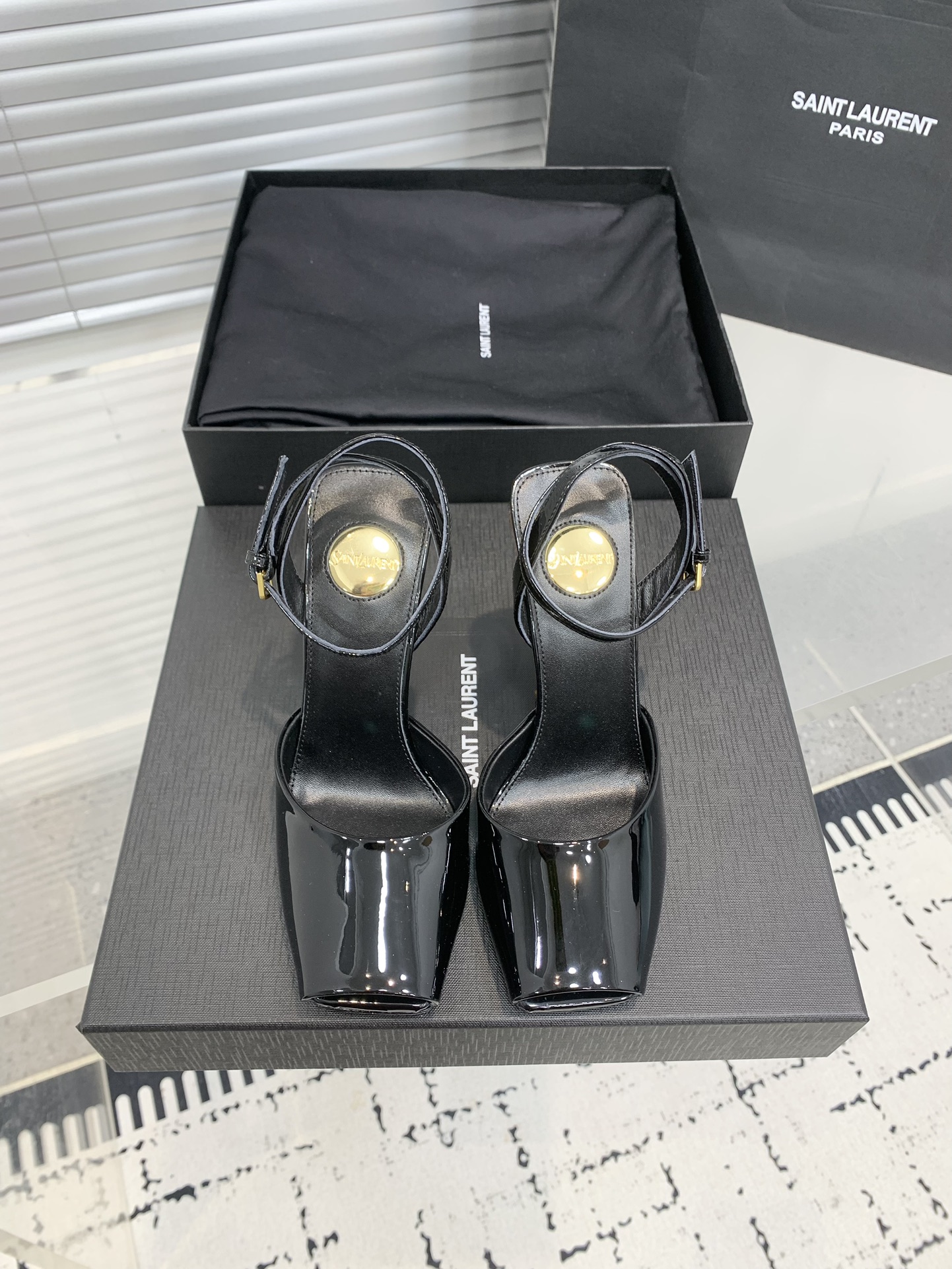 NO:258959,,SaintLaurentYsl Fish Mouth Heel Sandals!  The sexy and beautiful collection level and exquisite curve make the ankle more slender!  Full of high-end feeling!  It looks mature and beautiful when worn!  Upper patent leather, silk, inner lining, foot pad lambskin, sole imported from Italy, heel height 11CM Size35-42 (40.41.42 custom made without return), high heels, saint laurent, saint laurent, sandals, high heels, sheepskin, real silk, Leather soles19860909,SaintLaurentYsl鱼嘴坡跟凉鞋！性感绝美收藏级别、精致的弧度,将女士脚踝处修饰更加纤细！满满高级感！穿上就是成熟御姐风,绝美！ 鞋面牛漆皮、真丝 内里、垫脚小羊皮 鞋底意大利进口真皮大底 跟高11CM Size35-42（40.41.42定做不退换),高跟鞋,saint laurent,saint laurent,sandals,high heels,sheepskin,real silk,Leather soles,Women's Shoes