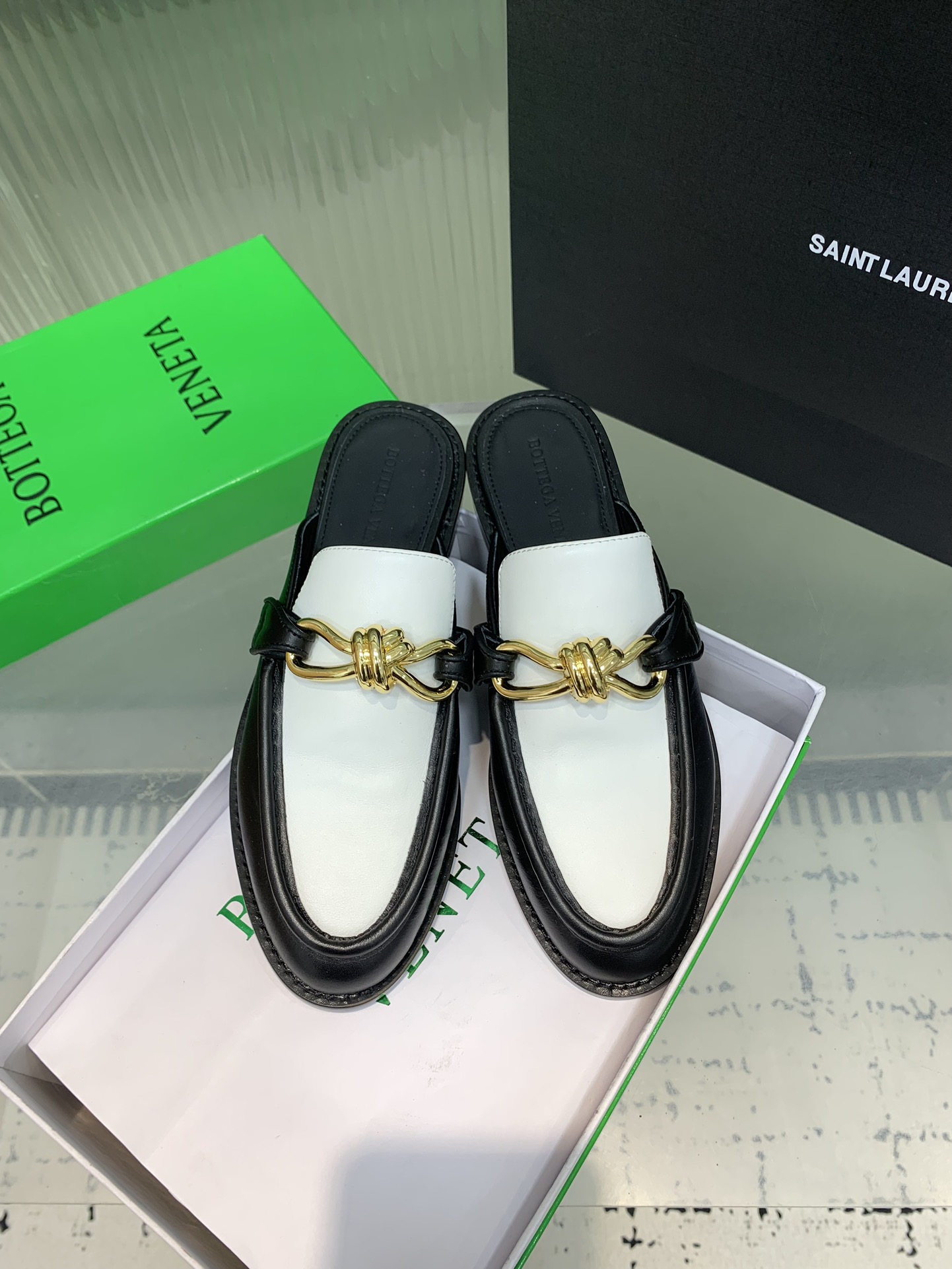 NO:258970,,Bottega VenetaBV Astaire series knotted accessories loafer slippers!  It is easy and fashionable to wear, and it is versatile and fashionable to wear, and it is easy to wear and express your high-end feeling!  Get out of your new fashion pace every step!  The upper material is made of calfskin material in the same original version, which is soft and smooth!  The inner foot pads are made of sheepskin and comfortable and high-end!  The original model is used for the original leather base, Size35-42 (40.41.42 custom made without return or exchange), semi-drag, bottega veneta, bottega veneta, loafers, slippers, cowhide, sheepskin, Leather soles19860909,Bottega VenetaBV Astaire系列结绳配饰乐福拖鞋！上脚轻松又时髦,穿上它,百搭又时髦,轻松穿出高级感！每一步都走出你的时尚新节奏！ 鞋面材质选用同原版的小牛皮材质,柔软顺滑！ 垫脚内里选用羊皮内里舒适高端！ 大底选用原版开模一致真皮大底 Size35-42（40.41.42定做不退换）,半拖,bottega veneta,bottega veneta,loafers,slippers,cowhide,sheepskin,Leather soles,Women's Shoes