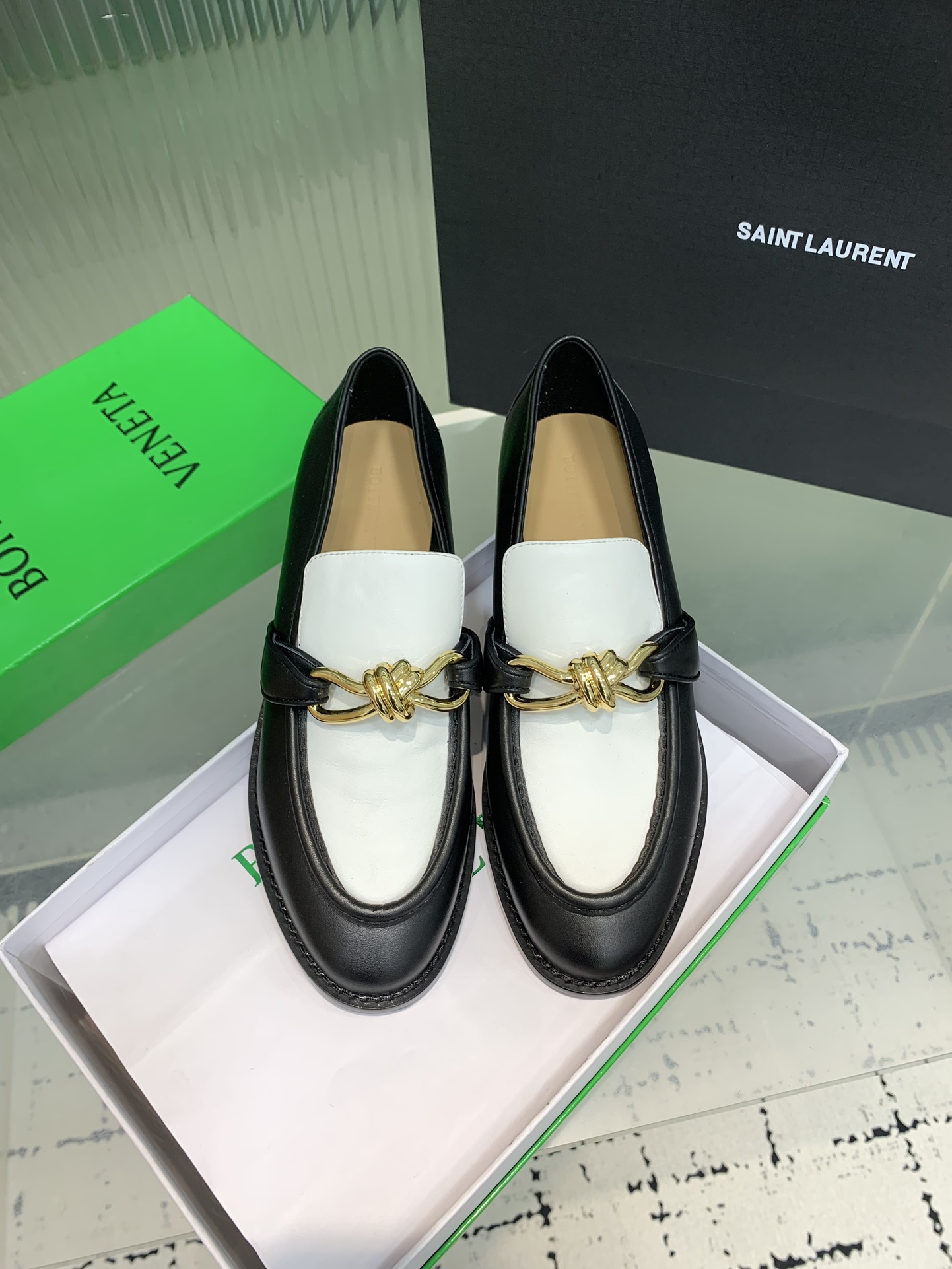 NO:258966,,Bottega VenetaBV Astaire series knotted accessories loafer shoes!  It is easy and fashionable to wear, and it is versatile and fashionable to wear, and it is easy to wear and express your high-end feeling!  Get out of your new fashion pace every step!  The upper material is made of calfskin material in the same original version, which is soft and smooth!  The inner foot pads are made of sheepskin and comfortable and high-end!  The original open mold is used for the original leather sole. Size35-42 (40.41.42 custom made without return or exchange), loafers, bottega veneta, bottega veneta, loafers, cowhide, sheepskin, Leather soles19860909,Bottega VenetaBV Astaire系列结绳配饰乐福单鞋！上脚轻松又时髦,穿上它,百搭又时髦,轻松穿出高级感！每一步都走出你的时尚新节奏！ 鞋面材质选用同原版的小牛皮材质,柔软顺滑！ 垫脚内里选用羊皮内里舒适高端！ 大底选用原版开模一致真皮大底 Size35-42（40.41.42定做不退换）,乐福鞋,bottega veneta,bottega veneta,loafers,cowhide,sheepskin,Leather soles,Women's Shoes