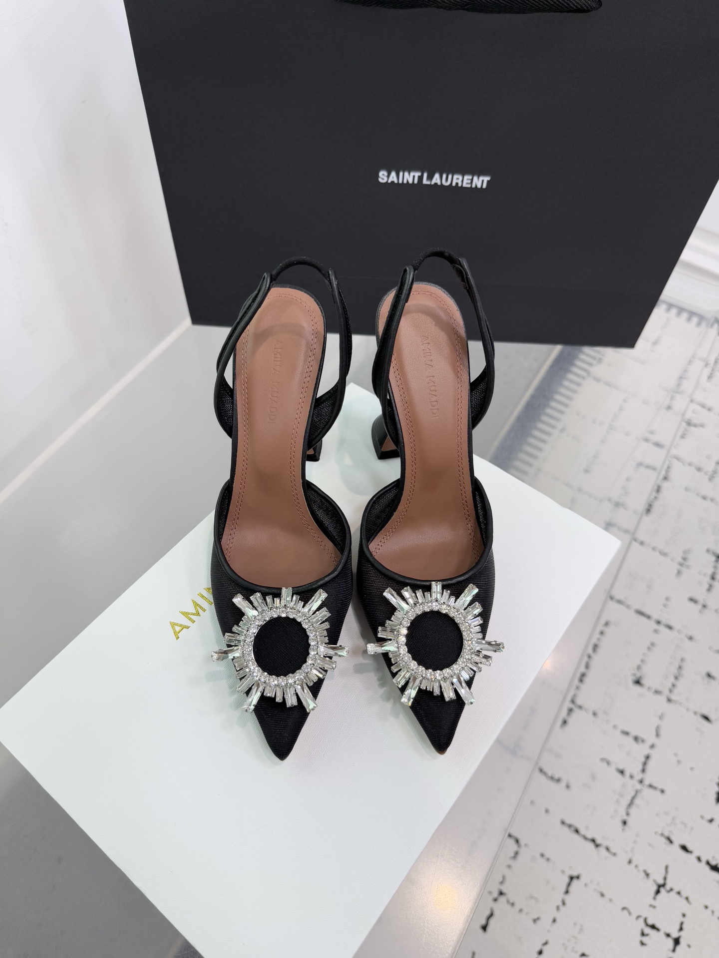 NO:404235,, Amina Muaddi Amina mesh rhinestone heel sandals!  It doesn’t matter if there is no prince!  Every girl is already happy enough to have a pair of Cinderella’s crystal shoes~ No man, she wants beautiful shoes!  Designed by French and exquisite high heels made in Italy, its horseshoe heels make the whole pair of high heels more delicate, and the toes will not be exposed too much. It is a pair of very elegant high heels!  It is a must-have collection!  Imported mesh on the upper with diamonds, inner lining and foot pad imported sheepskin lining, original cowhide injection molded sole, heel height 9.5CM Size35-42 (40.41.42 custom made without return), high heels sandals, sandals, high heels, cowhide, sheepskin19860909,Amina Muaddi阿米娜网纱水钻高跟凉鞋！没有王子不要紧！每个女生只要拥有一双灰姑娘的水晶鞋就已经够幸福~ 不用男人,要美鞋！ 法国设计,意大利制造的精致高跟鞋,它的马蹄跟令整双高跟鞋变得更细致,脚趾不会外露太多,是一双很有气质的高跟鞋！是必收藏款！ 鞋面进口网纱搭配钻石 内里、垫脚进口羊皮里 鞋底原版牛皮注塑大底 跟高9.5CM Size35-42（40.41.42定做不退换）,高跟鞋凉鞋,sandals,high heels,cowhide,sheepskin,Women's Shoes