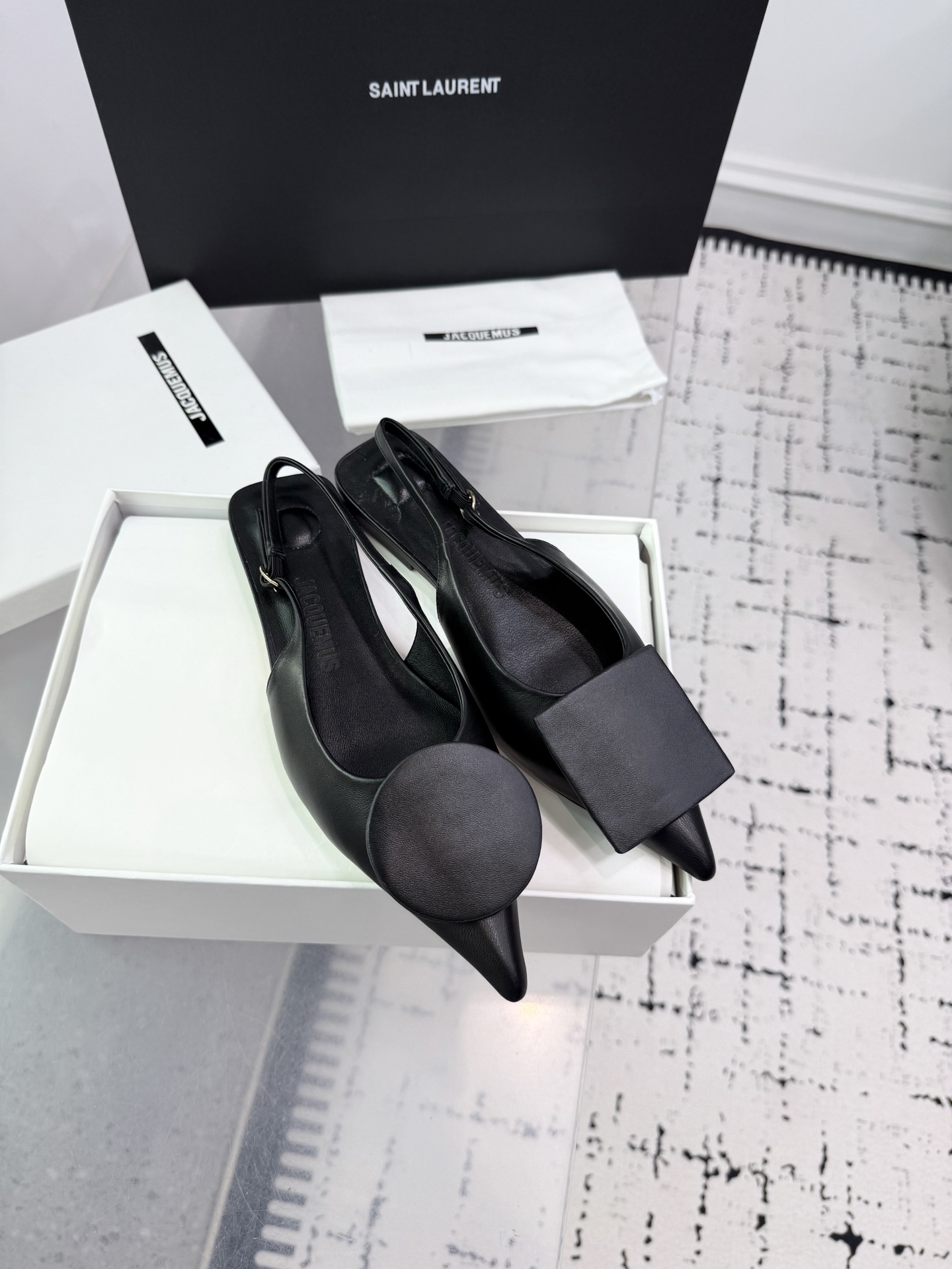 자크뮈스 뾰족토 비대칭 버클 플랫 샌들 85184 이미지 2