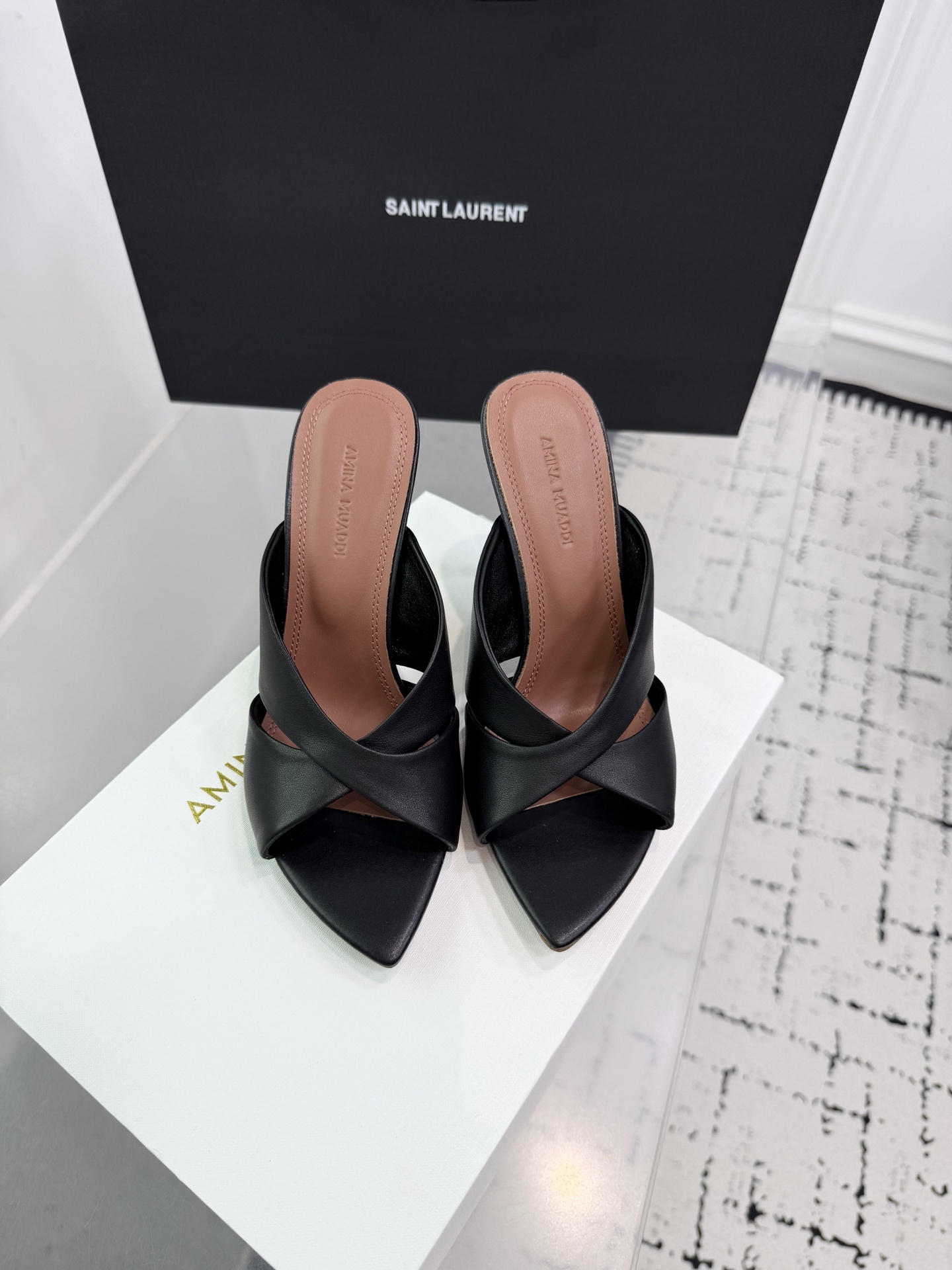 NO:404226,, Amina Muaddi cross-belt stiletto slippers!  Delicate and soft, as if wearing the romance of spring!  Super elegant, simple and fashionable!  Simple and elegant style, suitable for all occasions!  Original fabric silk, cowhide, inner lining, footbed sheepskin, original injection molded leather outsole heel height 9.5CM Size35-42 (40.41.42 custom-made, non-returned), high heels, slippers, high heels, slippers, cowhide, sheepskin, real silk, Leather soles19860909,Amina Muaddi交叉带细高跟拖鞋！细腻柔美,仿佛穿上了春天的浪漫！超级有气质,既简洁又时髦！简约气质款式,适合各种场合！ 面料原版真丝、牛皮 内里、垫脚羊皮  鞋底原版注塑真皮大底 跟高9.5CM  Size35-42（40.41.42定制不退换）,高跟鞋拖鞋,high heels,slippers,cowhide,sheepskin,real silk,Leather soles,Women's Shoes