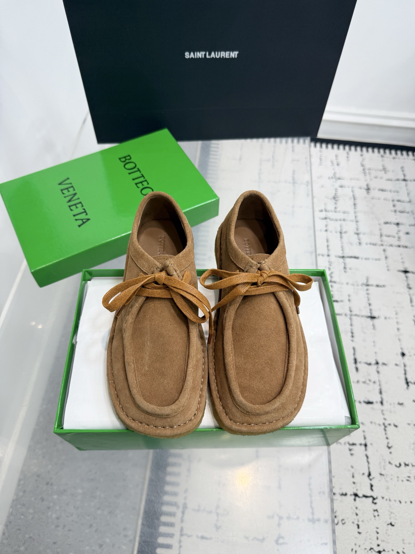 NO:476605,Women's, men's, Bottega VenetaBV Daddy men's and women's loafers kangaroo shoes!  The suede fabric is full of texture, soft and relaxed atmosphere, and the simple lace-up design combines casualness and high-end just right, and fashionable and exquisite eyes are closed!  The upper is imported with reverse suede, and the material is soft and smooth!  The inner lining and foot pads are comfortable and high-end!  Original imported tobacco glue outsole for soles, women's size 35-42 (40.41.42 custom-made without return and exchange) Men's size 39-45 (39.45 custom-made without return and exchange), loafers, bottega veneta, bottega veneta, loafers, sheepskin, chamois leather19860909女款,男款,Bottega VenetaBV Daddy男女款乐福鞋袋鼠鞋！麂皮面料质感拉满,软乎乎自带松弛氛围,简约系带设计,把随性与高级融合得恰到好处,时髦精闭眼入！ 鞋面原版进口反绒麂皮、材质柔软顺滑！ 内里、垫脚选用羊皮内里舒适高端！ 鞋底原版进口烟胶大底 女码35-42（40.41.42定做不退换） 男码39-45（39.45定做不退换）,乐福鞋,bottega veneta,bottega veneta,loafers,sheepskin,chamois leather,Women's Shoes