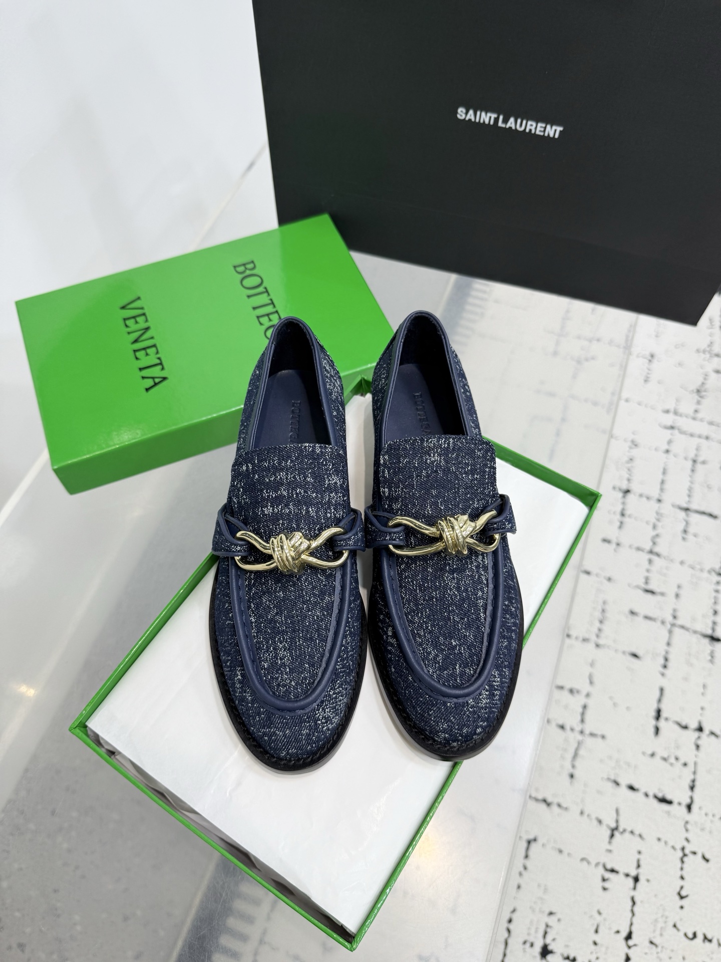 NO:476581,,Bottega VenetaBV Astaire series knotted accessories loafer shoes!  It is easy and fashionable to wear, and it is versatile and fashionable to wear, and it is easy to wear and express your high-end feeling!  Get out of your new fashion pace every step!  The upper material is made of old denim with the same wash water as the original, and the inner foot pad is made of sheepskin, which is comfortable and high-end!  The original open mold is used for the original leather sole. Size35-42 (40.41.42 custom made without return or exchange), loafers, bottega veneta, bottega veneta, loafers, sheepskin, Leather soles19860909,Bottega VenetaBV Astaire系列结绳配饰乐福单鞋！上脚轻松又时髦,穿上它,百搭又时髦,轻松穿出高级感！每一步都走出你的时尚新节奏！ 鞋面材质选用同原版洗水做旧牛仔布 内里垫脚选用羊皮、舒适高端！ 大底选用原版开模一致真皮大底 Size35-42（40.41.42定做不退换）,乐福鞋,bottega veneta,bottega veneta,loafers,sheepskin,Leather soles,Women's Shoes