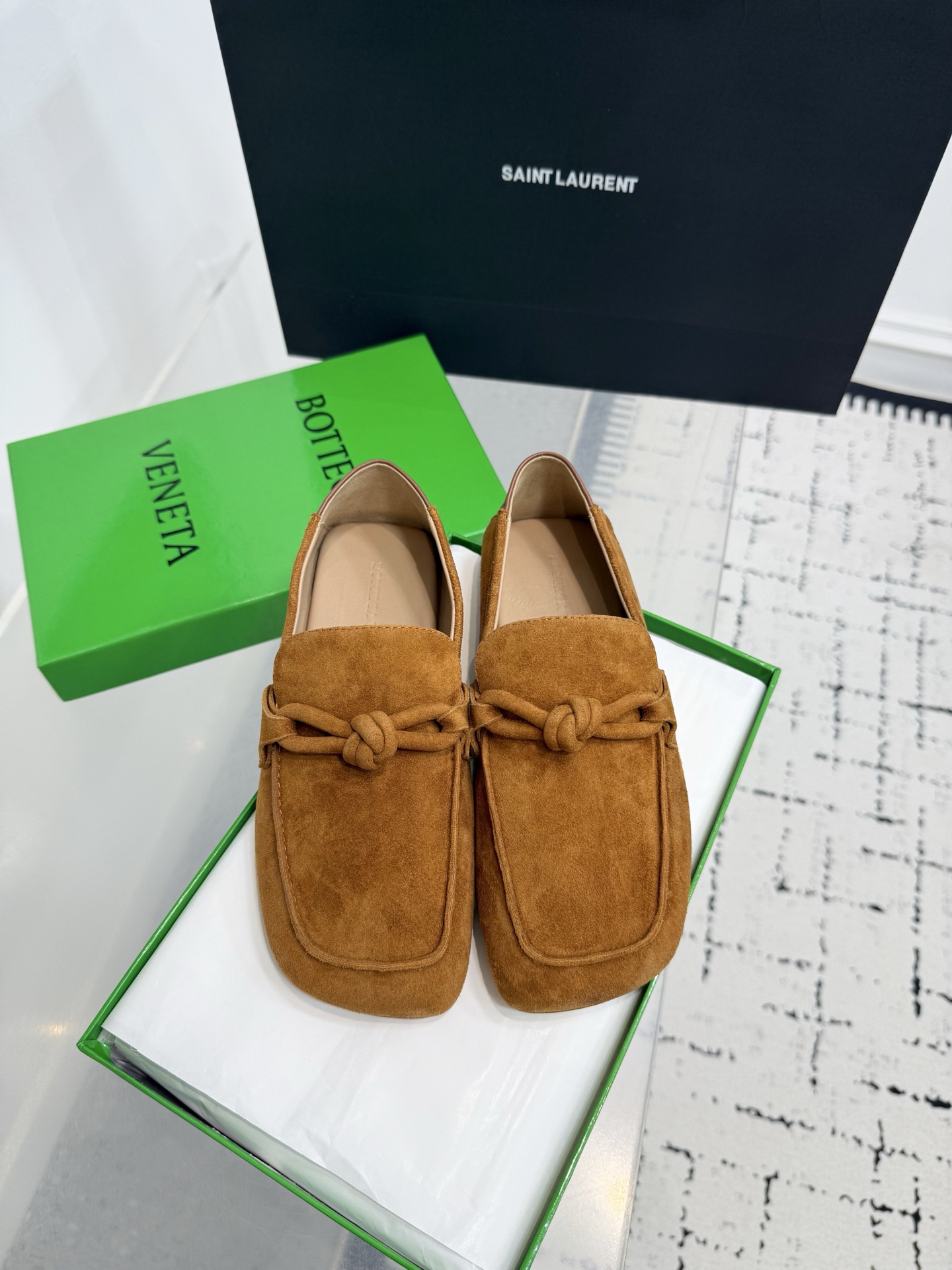 NO:476610,Women's style, men's style, Bottega VenetaBV Daddy men's and women's styles, wear bun shoes for both feet!  Simple retro square toe flat loafers grandma shoes!  The collision between tradition and modernity, paired with the upper BV gold string knot, the leather is warm, fine details, casual temperament, and easy to put on and take off, and enter a new realm of fashion anytime and anywhere!  The original version was purchased and developed. Inspired by the free and casual retro style of the 1990s, a new neutral loafer series was launched. While ensuring casual and comfortable, there is no shortage of fine styling design to achieve a light feel of the feet. The exquisite and avant-garde design brings a new interpretation. While wearing comfort, it can also elegantly modify the foot lines, and can also be freely matched with pants or skirts, so as to easily control a variety of daily styles!  The upper is imported with reverse suede, and the material is soft and smooth!  The inner lining and foot pads are comfortable and high-end!  Sole: original mold opening, consistent leather outsole, women's size 35-42 (40.41.42 custom-made without return and exchange) Men's size 39-45 (39.45 custom-made without return and exchange), loafers, bottega veneta, bottega veneta, loafers, skirts, sheepskin, chamois leather, Leather soles19860909女款,男款,Bottega VenetaBV Daddy男女款踩脚两穿包子鞋！简易复古方头平底乐福鞋奶奶鞋！传统与现代的碰撞 搭配鞋面bv金典绳结点缀,皮革温润 精品细节,随性气质,轻松穿脱的优雅,随时随地走进时尚新境界！ 原版购入开发做货,以90年代自由随性的复古风格为灵感,推出全新的中性乐福鞋系列 在保证休闲舒适的同时,不乏造型设计的精细雕琢,以此实现轻盈的脚感.以精致前卫的设计带来全新的演绎,在穿着舒适的同时,还可以优雅修饰足部线条,更能自由搭配裤装或裙装,轻松驾驭多种日常风格！ 鞋面原版进口反绒麂皮、材质柔软顺滑！ 内里、垫脚选用羊皮内里舒适高端！ 鞋底 选用原版开模 一致真皮大底 女码35-42（40.41.42定做不退换） 男码39-45（39.45定做不退换）,乐福鞋,bottega veneta,bottega veneta,loafers,skirts,sheepskin,chamois leather,Leather soles,Women's Shoes