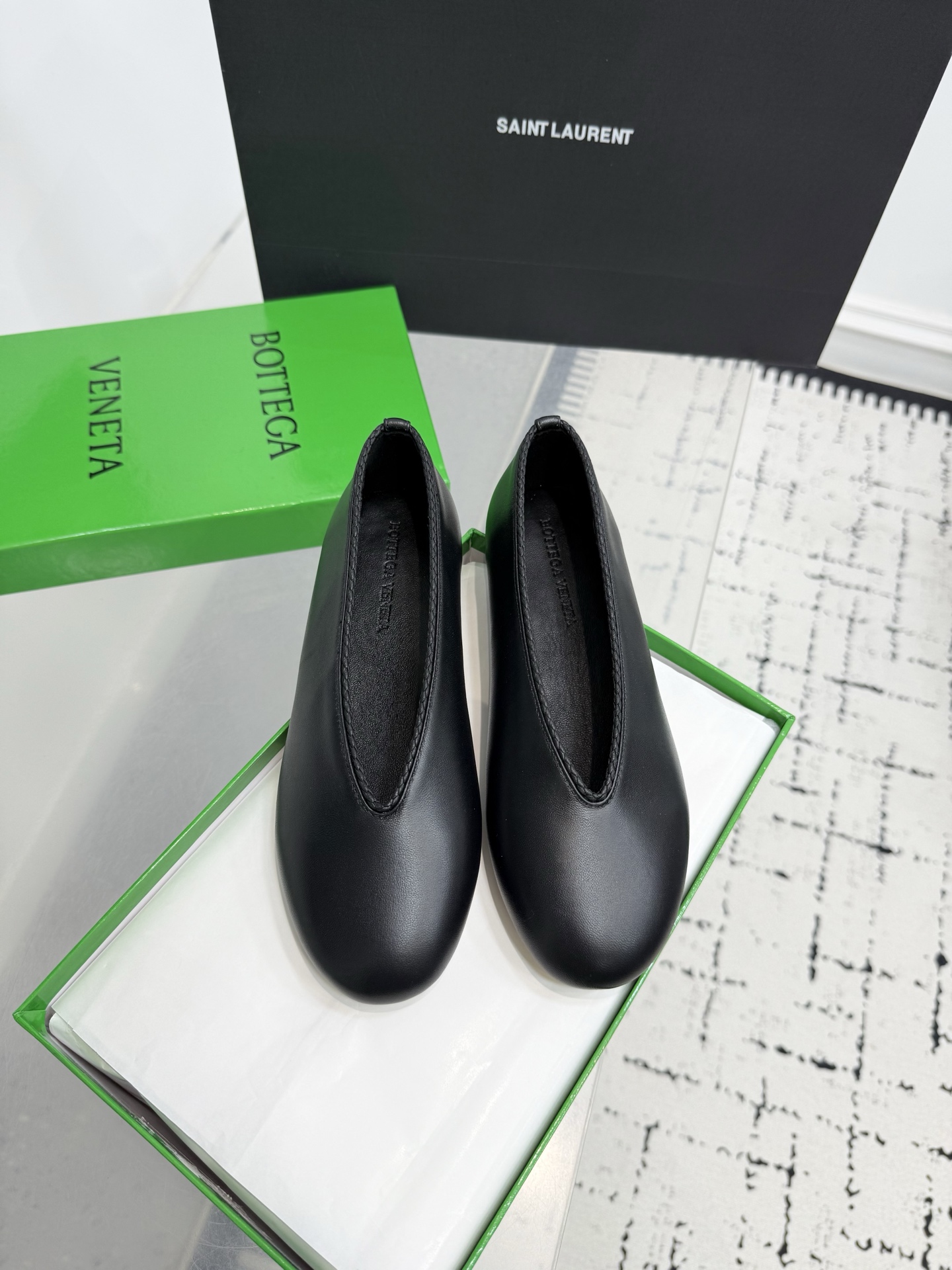 NO:475446,,Bottega VenetaBv Rosa Flat Ballet Shoes!  Hand-woven lace inlaid shoe mouth, flat design, soft and comfortable on the feet!  High-quality lambskin fabric, hand-woven, inner lining and foot-cushion breathable lambskin, comfortable and high-end soles imported from Italy, injection-molded rubber process Size35-42 (40.41.42 custom made without return), ballet shoes, bottega veneta, bottega veneta, sheepskin, Leather soles19860909,Bottega VenetaBv Rosa平底芭蕾舞鞋！手工编织花边镶嵌鞋口,平底设计,上脚柔软舒适！ 面料优质小羊皮,手工编织而成 内里、垫脚透气羊皮,舒适高端 鞋底意大利进口真皮大底,注塑橡胶工艺 Size35-42（40.41.42定做不退换）,芭蕾舞鞋,bottega veneta,bottega veneta,sheepskin,Leather soles,Women's Shoes