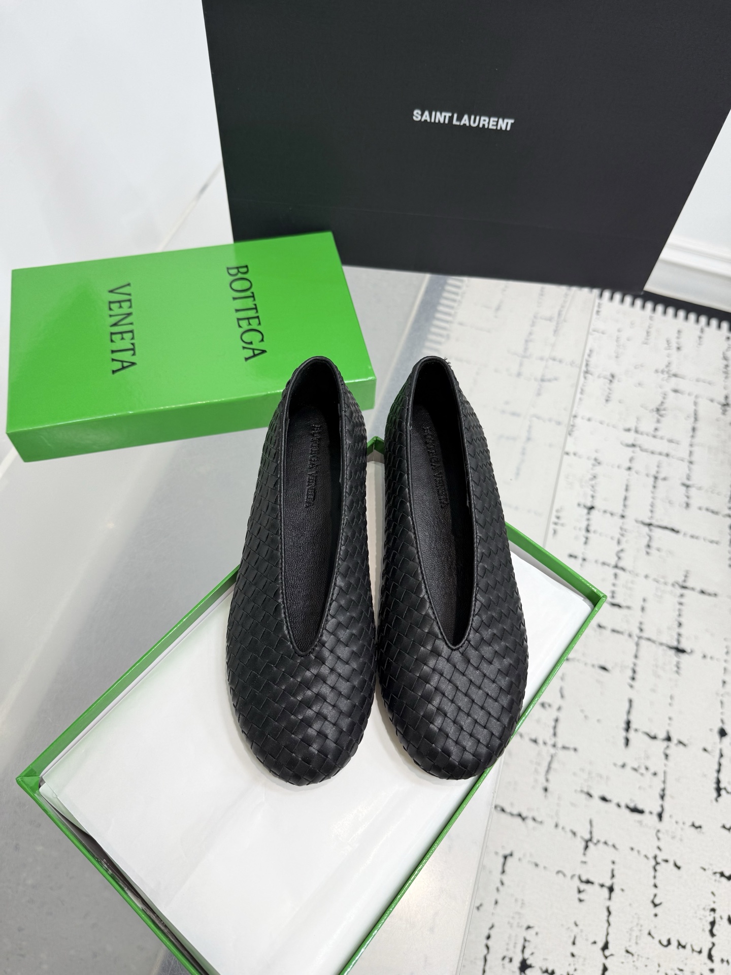 NO:475451,,Bottega VenetaBv Rosa Flat Ballet Shoes!  Hand-woven upper, flat design, soft and comfortable on the feet!  High-quality lambskin fabric, hand-woven, inner lining and foot-cushion breathable lambskin, comfortable and high-end sole imported from Italy, injection-molded rubber process Size35-42 (40.41.42 custom made without return), ballet shoes, bottega veneta, bottega veneta, sheepskin, Leather soles19860909,Bottega VenetaBv Rosa平底芭蕾舞鞋！手工编织鞋面,平底设计,上脚柔软舒适！ 面料优质小羊皮,手工编织而成 内里、垫脚透气羊皮,舒适高端 鞋底意大利进口真皮大底,注塑橡胶工艺 Size35-42（40.41.42定做不退换）,芭蕾舞鞋,bottega veneta,bottega veneta,sheepskin,Leather soles,Women's Shoes