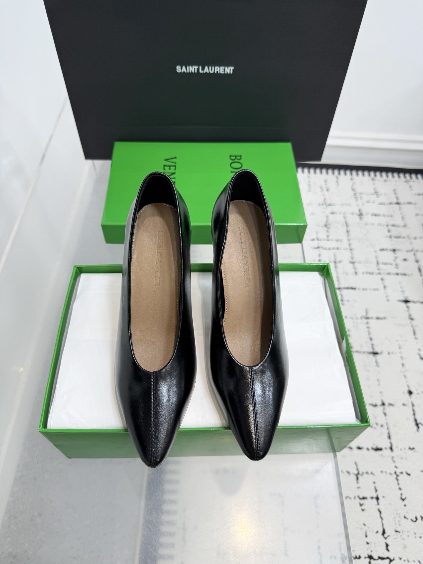 NO:476577,,Bottega VenetaBv Sofia deep mouth high heels!  A must-have for commuting with a small round head, intellectual, elegant and capable, full of high-end feel, beautiful design~ original imported calfskin fabric, and fixed technology pursue the perfect internal craftsmanship!  Inner and foot pad original imported lambskin sole original injection molded leather outsole heel height 9CM Size35-42 (40.41.42 custom made without return or exchange), high heels single shoes, bottega veneta, bottega veneta, high heels, cowhide, sheepskin, Leather soles19860909,Bottega VenetaBv Sofia深口高跟鞋！小圆头通勤必备,知性优雅干练,满满的高级感,设计美美哒～ 面料原版进口小牛皮,以及定型科技追求内部工艺完美！ 内里、垫脚原版进口小羊皮  鞋底原版注塑真皮大底 跟高9CM Size35-42（40.41.42定做不退换）,高跟鞋单鞋,bottega veneta,bottega veneta,high heels,cowhide,sheepskin,Leather soles,Women's Shoes