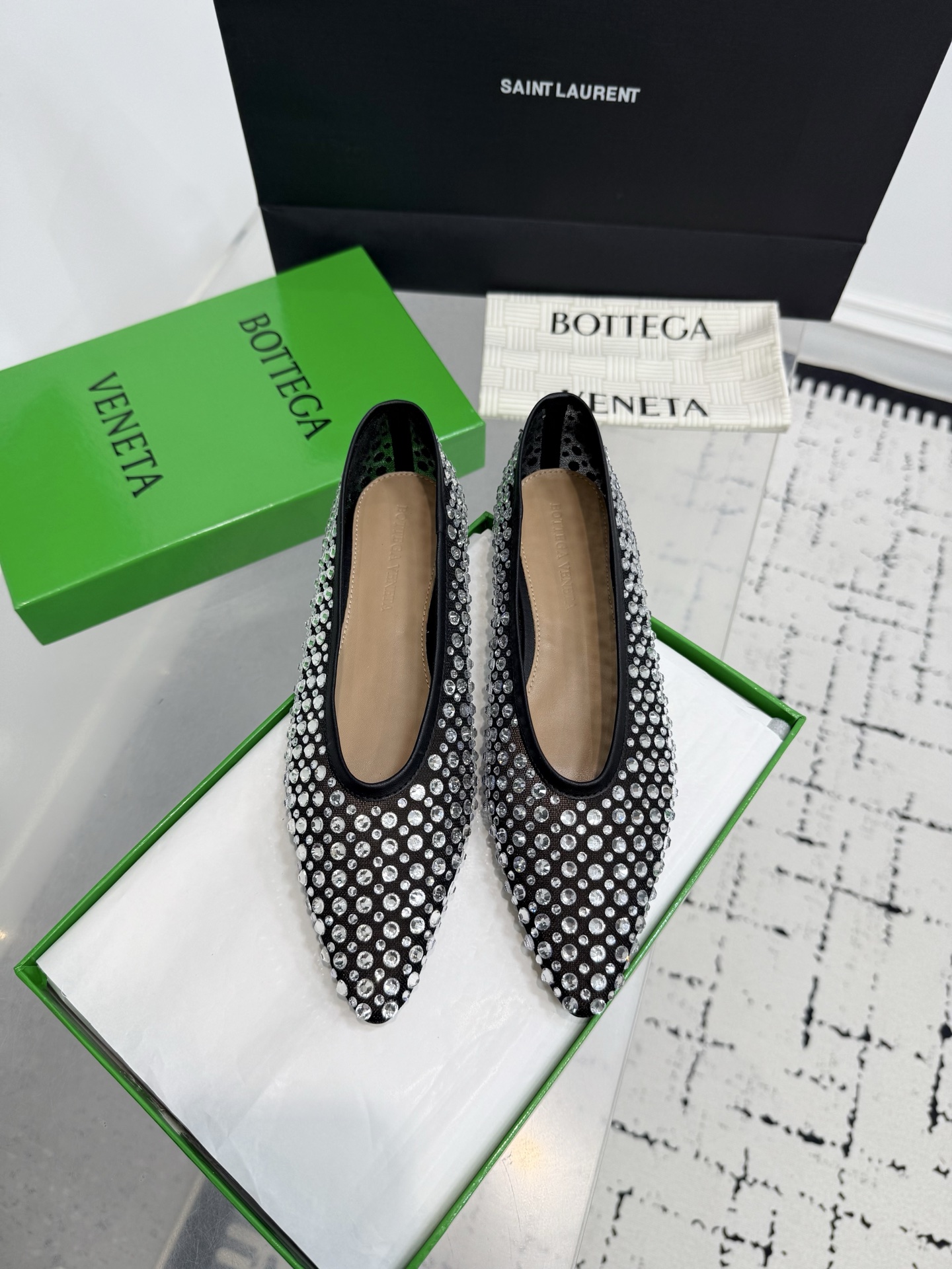 NO:488914,,Bottega VenetaBv Sofia deep-mouth mesh diamond flat-sole shoes!  It is easy and fashionable to wear and expresses a high-end look!  Get out of your new fashion pace every step!  The fabric is made of original consistent imported net, high temperature die-cast diamonds and fixed technology pursue the perfect internal craftsmanship, inner lining, footbed sheepskin, original injection molded leather sole Size35-42 (40.41.42 custom made without return or exchange), high heels, bottega veneta, bottega veneta, high heels, sheepskin, Leather soles19860909,Bottega VenetaBv Sofia深口网钻平底单鞋！上脚轻松又时髦穿出高级感！每一步都走出你的时尚新节奏！ 面料选用原版一致进口网,高温压铸钻石以及定型科技追求内部工艺完美 内里、垫脚羊皮里 鞋底原版注塑真皮大底 Size35-42（40.41.42定做不退换）,高跟鞋单鞋,bottega veneta,bottega veneta,high heels,sheepskin,Leather soles,Women's Shoes