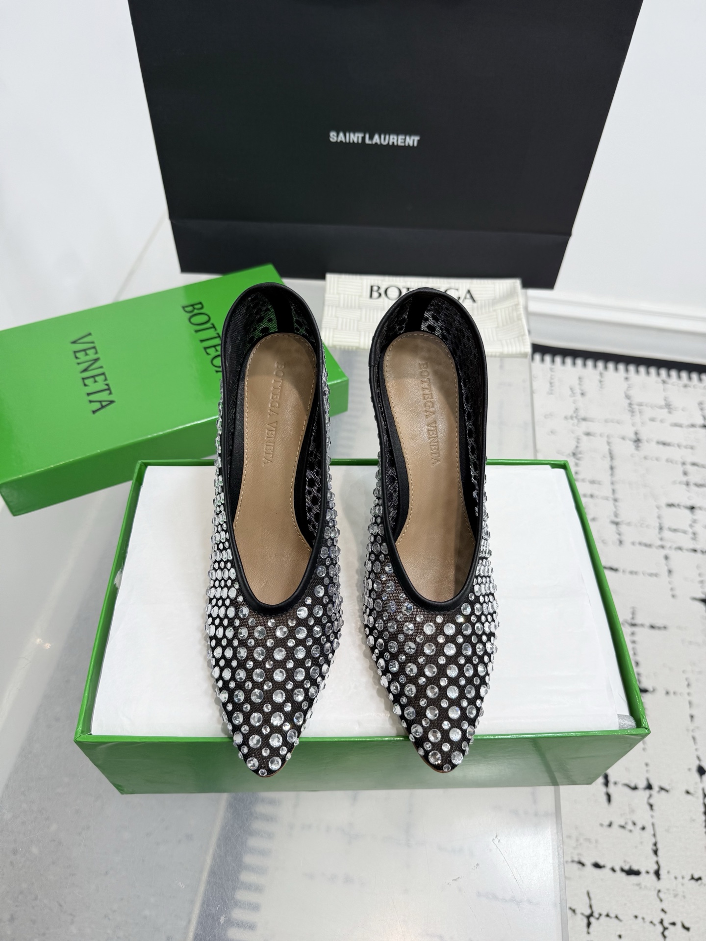 NO:488921,,Bottega VenetaBv Sofia deep-mouth mesh diamond high heel shoes!  It is easy and fashionable to wear and expresses a high-end look!  Get out of your new fashion pace every step!  The fabric is made of original consistent imported net, high temperature die-cast diamonds and fixed technology pursue the perfect internal craftsmanship, inner lining, footbed sheepskin, original injection molded leather sole Size35-42 (40.41.42 custom made without return or exchange), high heels, bottega veneta, bottega veneta, high heels, sheepskin, Leather soles19860909,Bottega VenetaBv Sofia深口网钻高跟单鞋！上脚轻松又时髦穿出高级感！每一步都走出你的时尚新节奏！ 面料选用原版一致进口网,高温压铸钻石以及定型科技追求内部工艺完美 内里、垫脚羊皮里 鞋底原版注塑真皮大底 Size35-42（40.41.42定做不退换）,高跟鞋单鞋,bottega veneta,bottega veneta,high heels,sheepskin,Leather soles,Women's Shoes