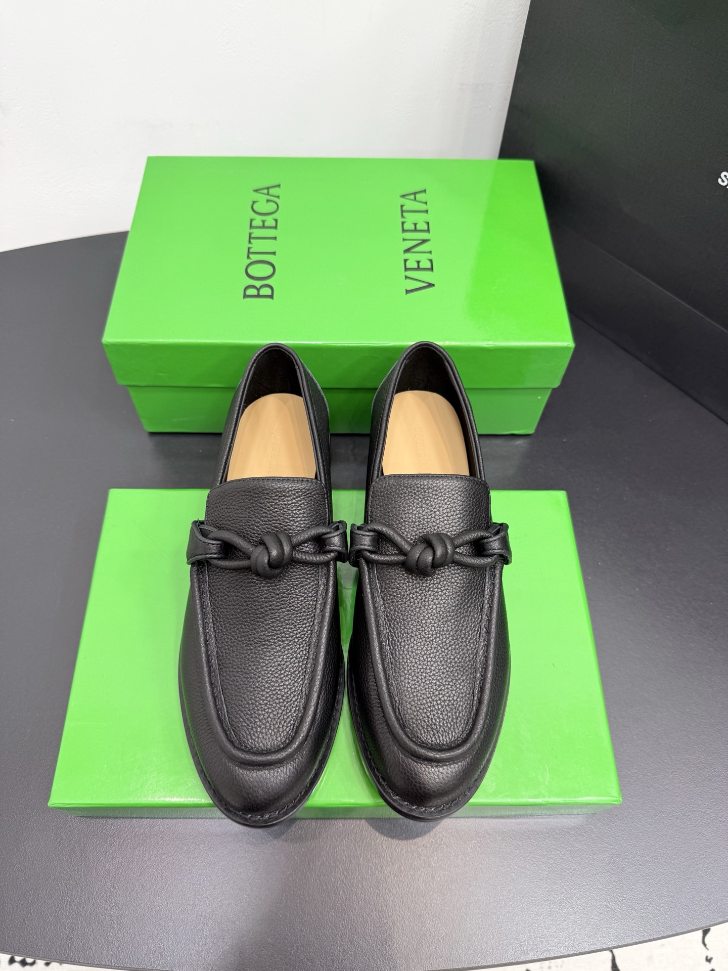 NO:711196,Bottega Veneta BV Astaire series loafers with knotted rope accessories!  It is easy and fashionable to wear on your feet, and you can easily wear it with a high-end feel!  Step out of your new fashion rhythm every step of the way!  The upper is made of original pebbled calf leather. The lining and foot pads are breathable sheepskin. The sole is made of original molded leather outsole. Size35-42 (40.41.42 is custom-made and non-returnable). Loafers, bottega veneta, bottega veneta, loafers, cowhide, sheepskin, Leather soles19860909Bottega VenetaBV Astaire系列结绳配饰乐福单鞋！上脚轻松又时髦,轻松穿出高级感！每一步都走出你的时尚新节奏！ 鞋面原版荔枝纹小牛皮材质 内里、垫脚透气羊皮里 鞋底原版开模一致真皮大底 Size35-42（40.41.42定做不退换）,乐福鞋,bottega veneta,bottega veneta,loafers,cowhide,sheepskin,Leather soles,Women's Shoes