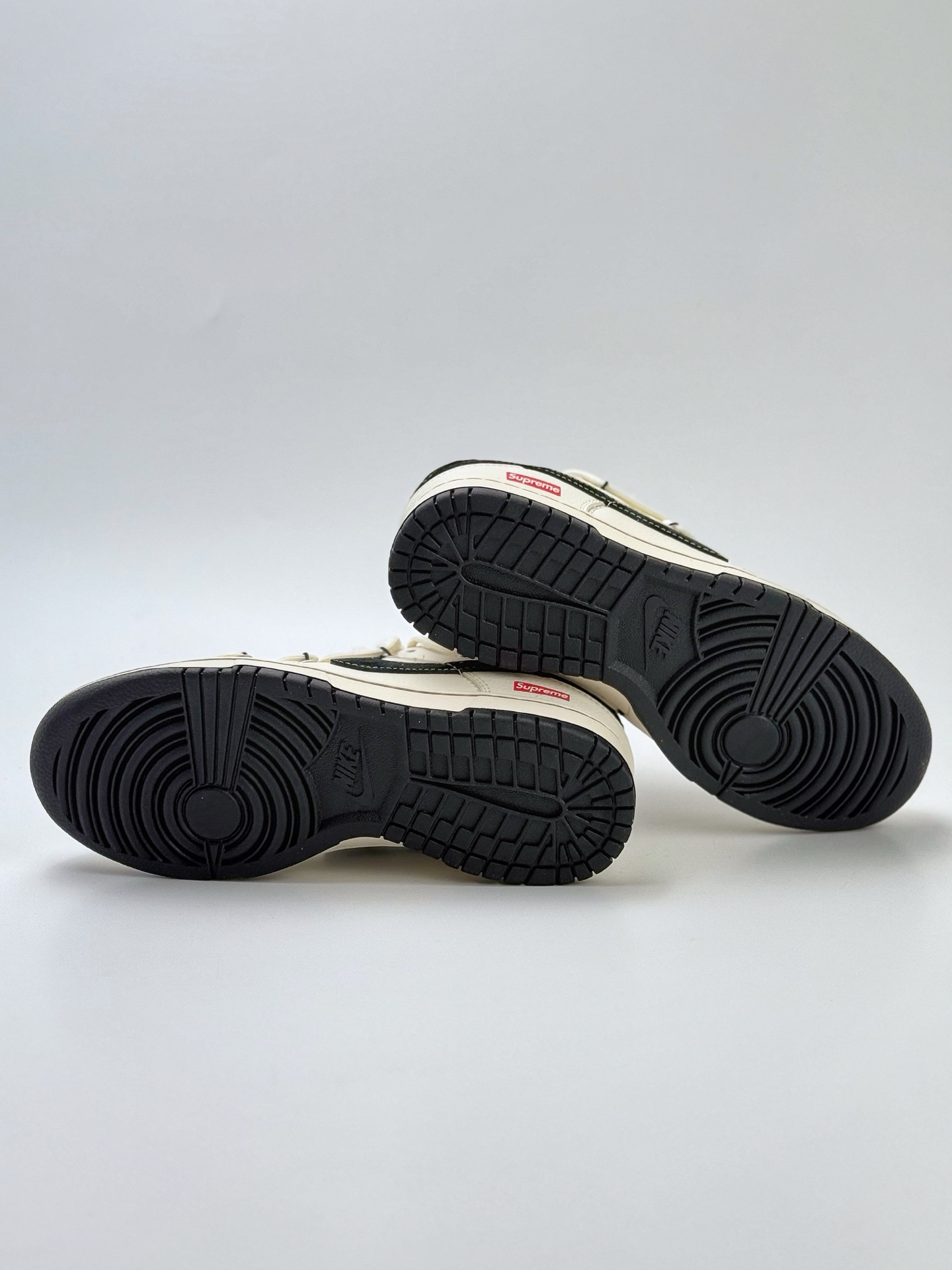 Nike SB Dunk Low x Supreme 白黑小钩绑带 YX5066-282