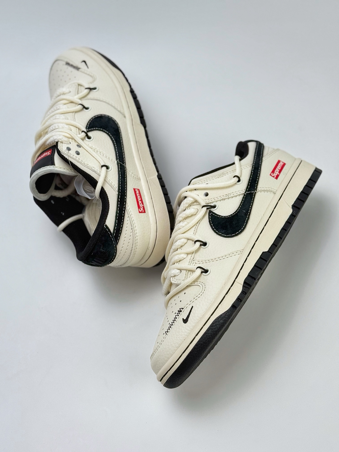 Nike SB Dunk Low x Supreme 白黑小钩绑带 YX5066-282