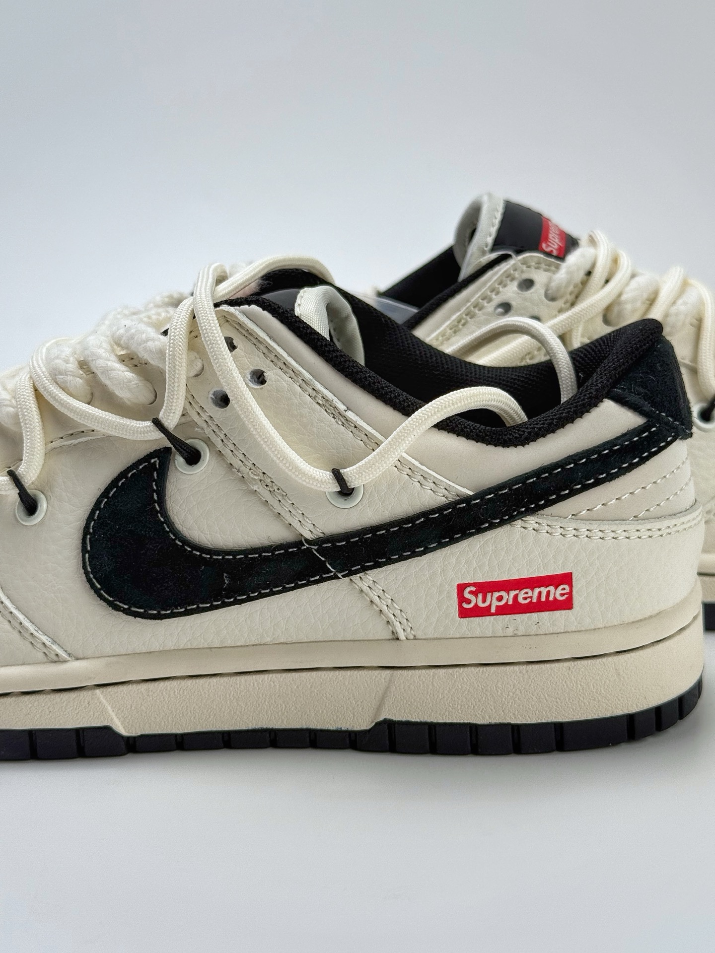 Nike SB Dunk Low x Supreme 白黑小钩绑带 YX5066-282