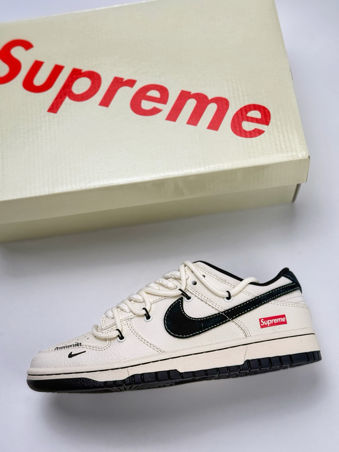 Nike SB Dunk Low x Supreme 白黑小钩绑带 YX5066-282