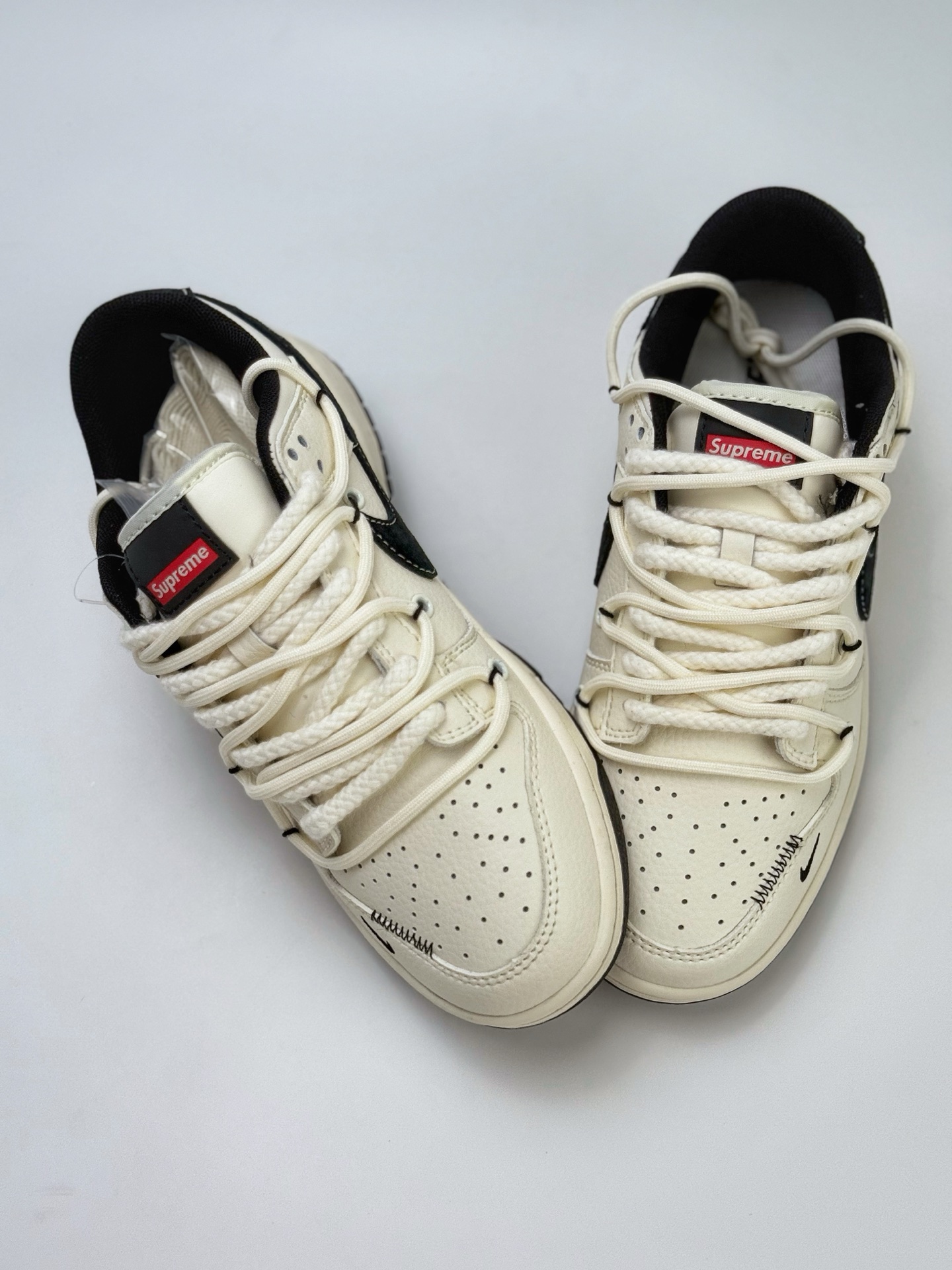 Nike SB Dunk Low x Supreme 白黑小钩绑带 YX5066-282