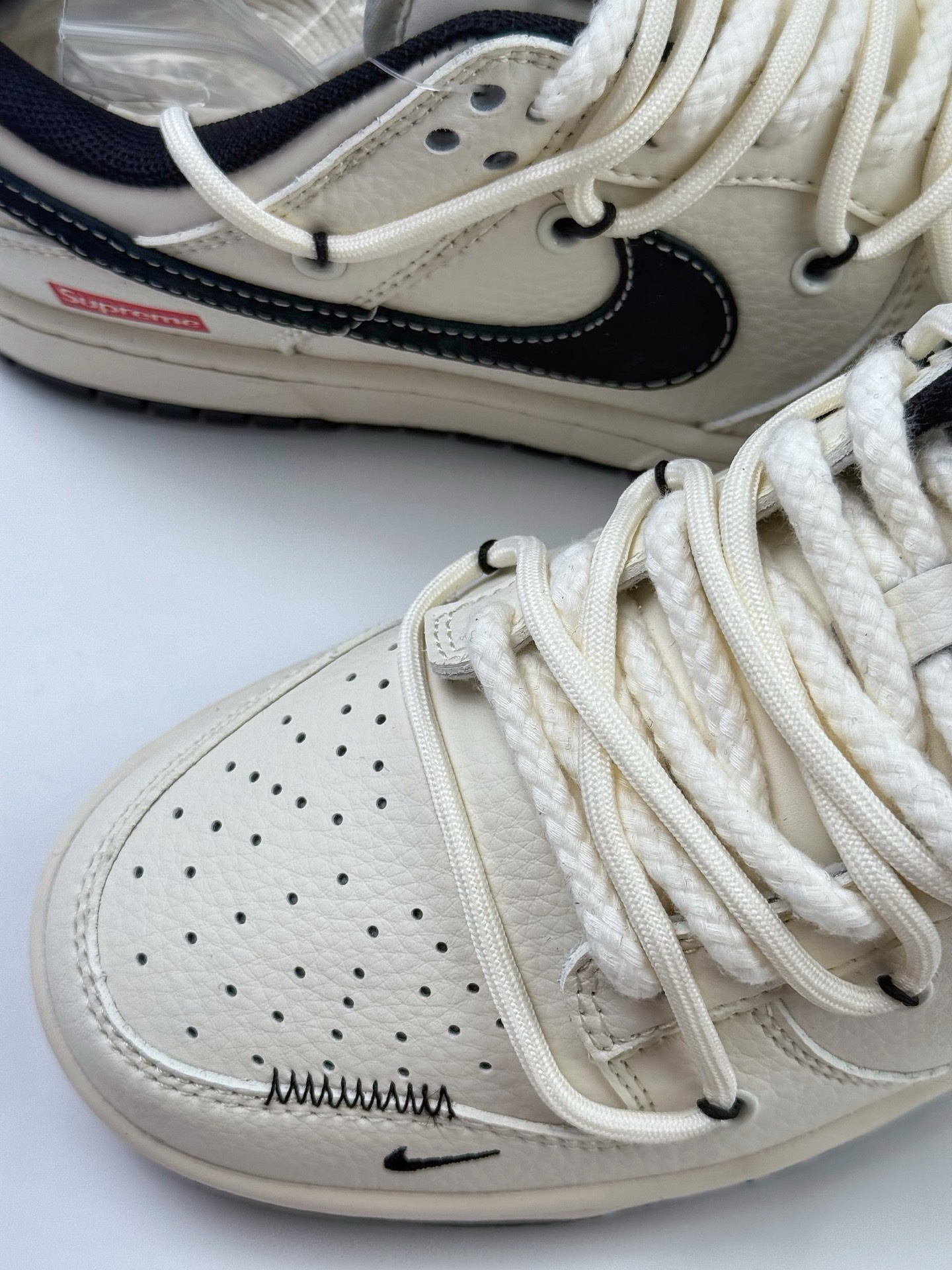Nike SB Dunk Low x Supreme 白黑小钩绑带 YX5066-282