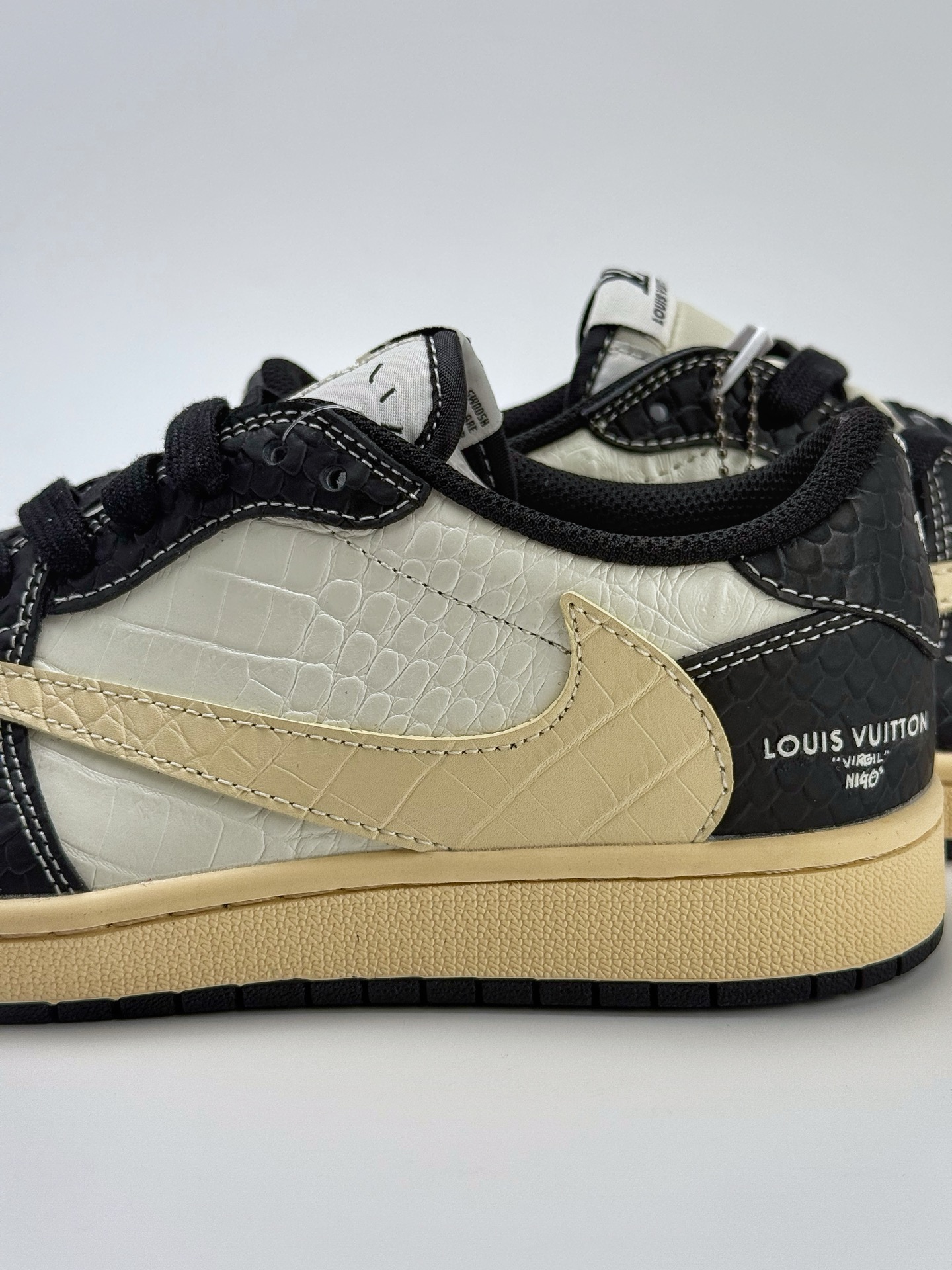 Travis Scott x Nike Air Jordan 1 Low x Louis Vuitton Air Jordan 1 Low 反转白黑倒钩 XX3168-152