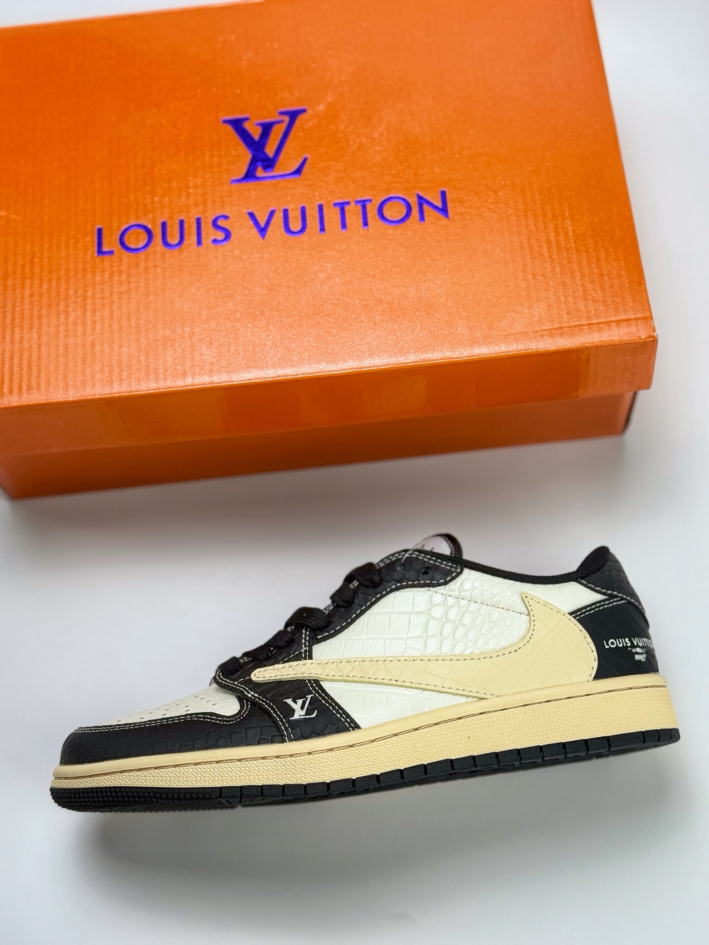 Travis Scott x Nike Air Jordan 1 Low x Louis Vuitton Air Jordan 1 Low 反转白黑倒钩 XX3168-152