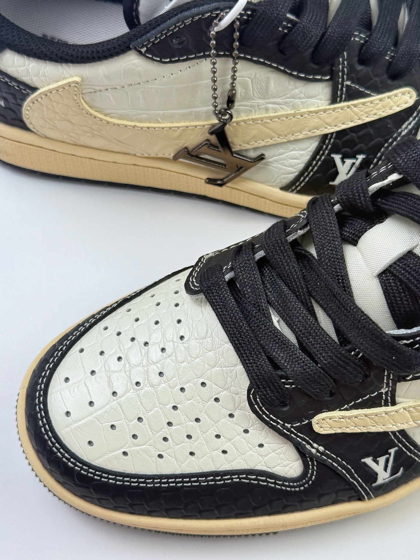 Travis Scott x Nike Air Jordan 1 Low x Louis Vuitton Air Jordan 1 Low 反转白黑倒钩 XX3168-152