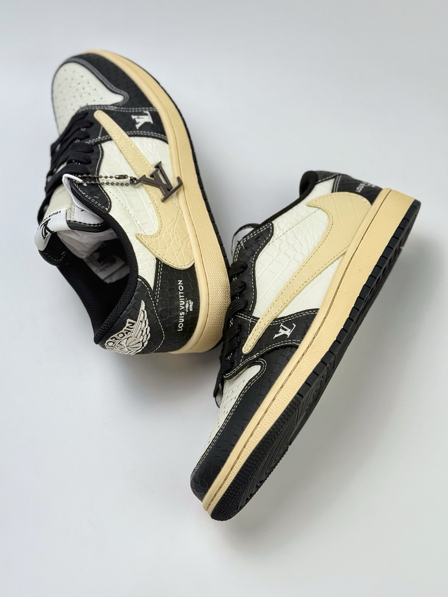 Travis Scott x Nike Air Jordan 1 Low x Louis Vuitton Air Jordan 1 Low 反转白黑倒钩 XX3168-152