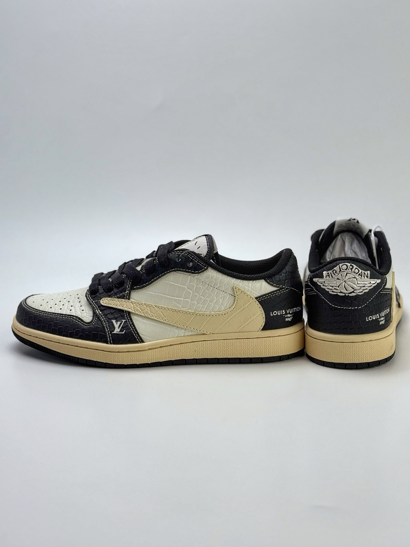 Travis Scott x Nike Air Jordan 1 Low x Louis Vuitton Air Jordan 1 Low 反转白黑倒钩 XX3168-152