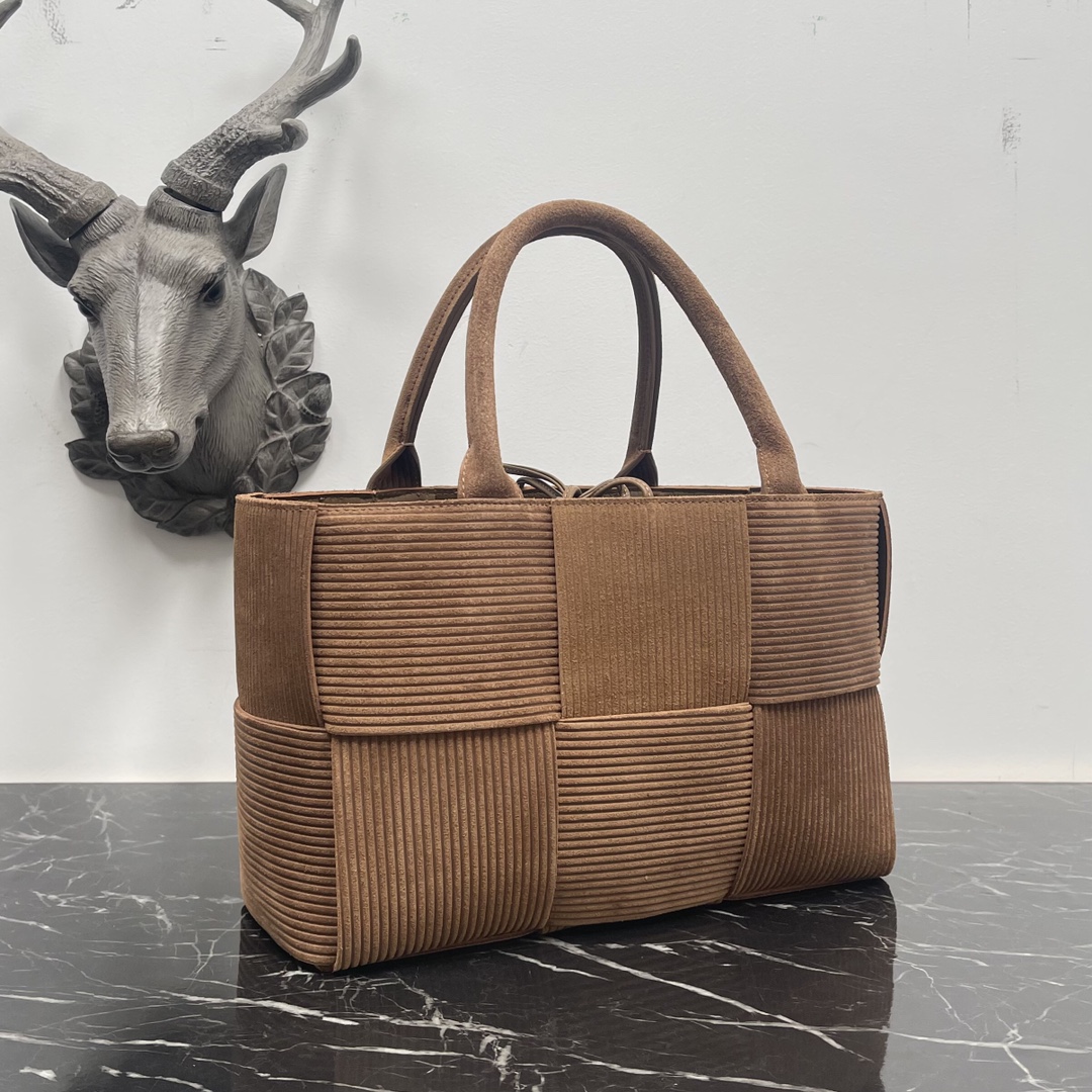 Bottega Veneta BV又用牛皮来假装“灯芯绒”了‼ 好特别哦 好喜欢 的版型 简单的压纹却让人移不开视线