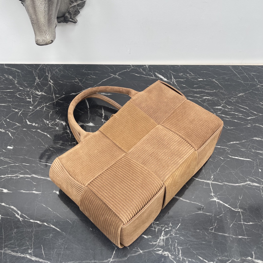 Bottega Veneta BV又用牛皮来假装“灯芯绒”了‼ 好特别哦 好喜欢 的版型 简单的压纹却让人移不开视线