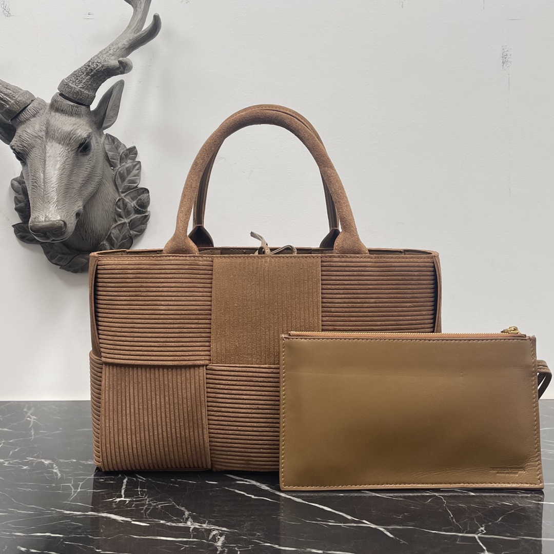 Bottega Veneta BV又用牛皮来假装“灯芯绒”了‼ 好特别哦 好喜欢 的版型 简单的压纹却让人移不开视线