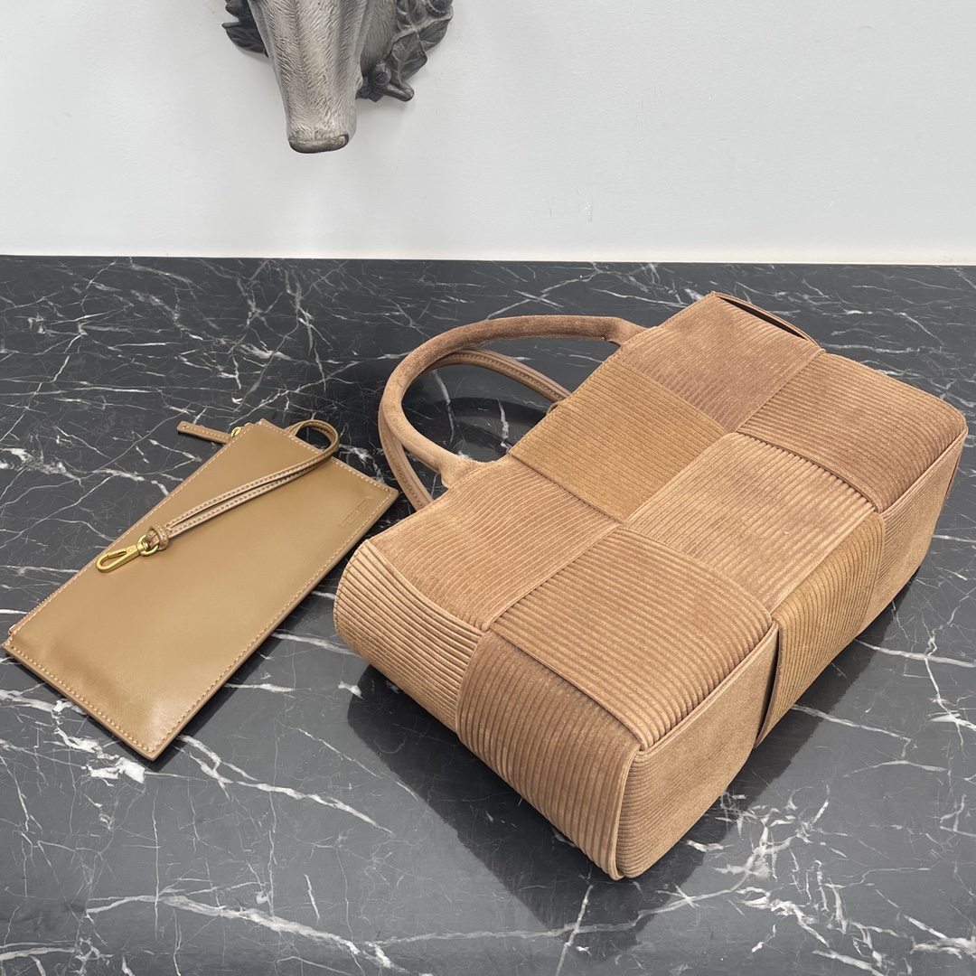 Bottega Veneta BV又用牛皮来假装“灯芯绒”了‼ 好特别哦 好喜欢 的版型 简单的压纹却让人移不开视线
