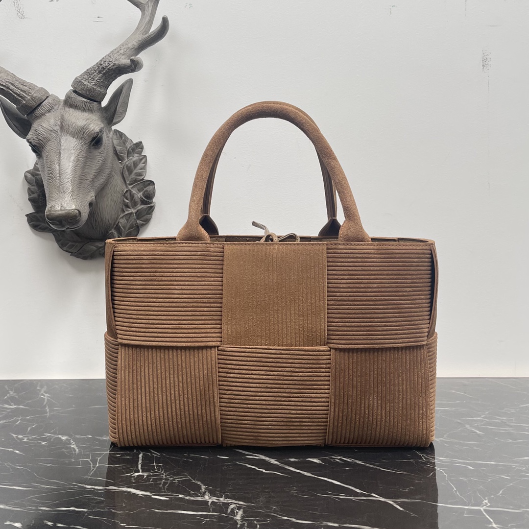 Bottega Veneta BV又用牛皮来假装“灯芯绒”了‼ 好特别哦 好喜欢 的版型 简单的压纹却让人移不开视线