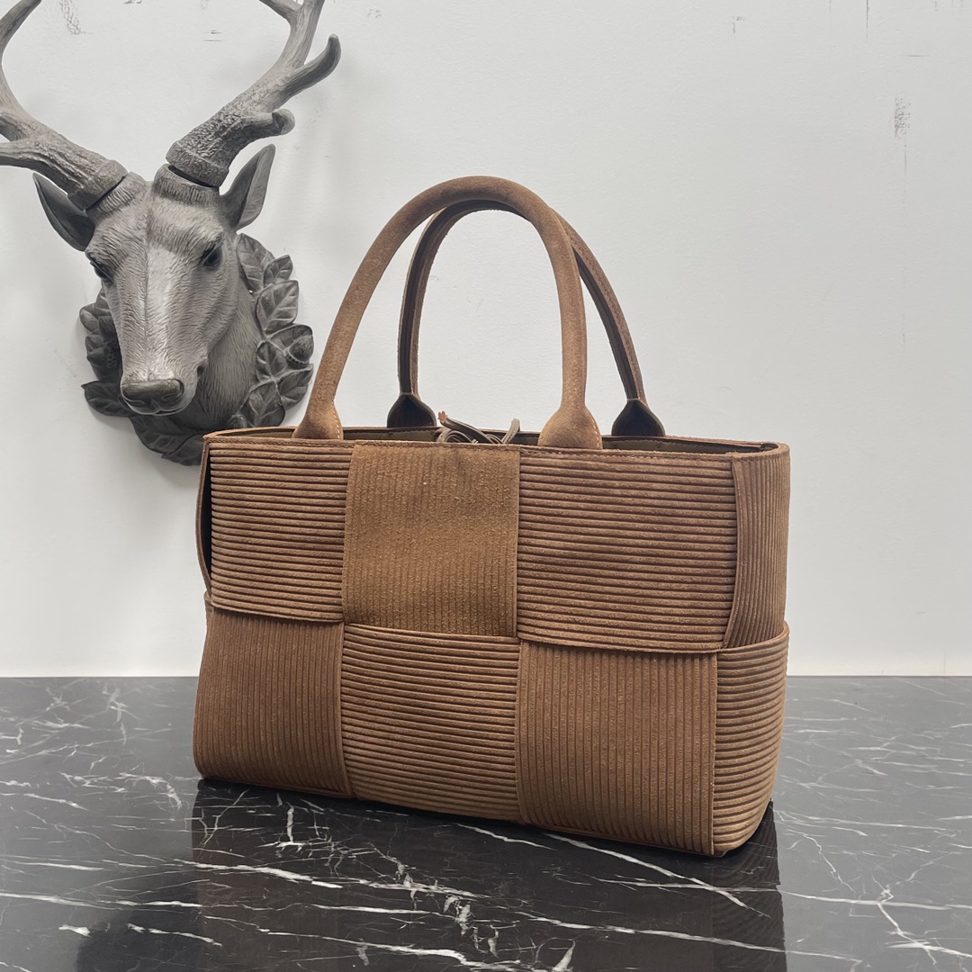 Bottega Veneta BV又用牛皮来假装“灯芯绒”了‼ 好特别哦 好喜欢 的版型 简单的压纹却让人移不开视线